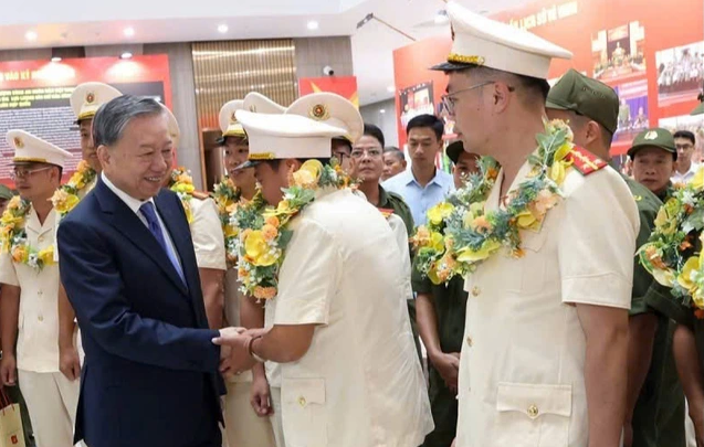 Thượng úy Phạm Ngọc Lâm: 'Mỗi người dù sa ngã, đều có thể làm lại cuộc đời'- Ảnh 2. Thượng úy Phạm Ngọc Lâm: 'Mỗi người dù sa ngã, đều có thể làm lại cuộc đời'- Ảnh 2.