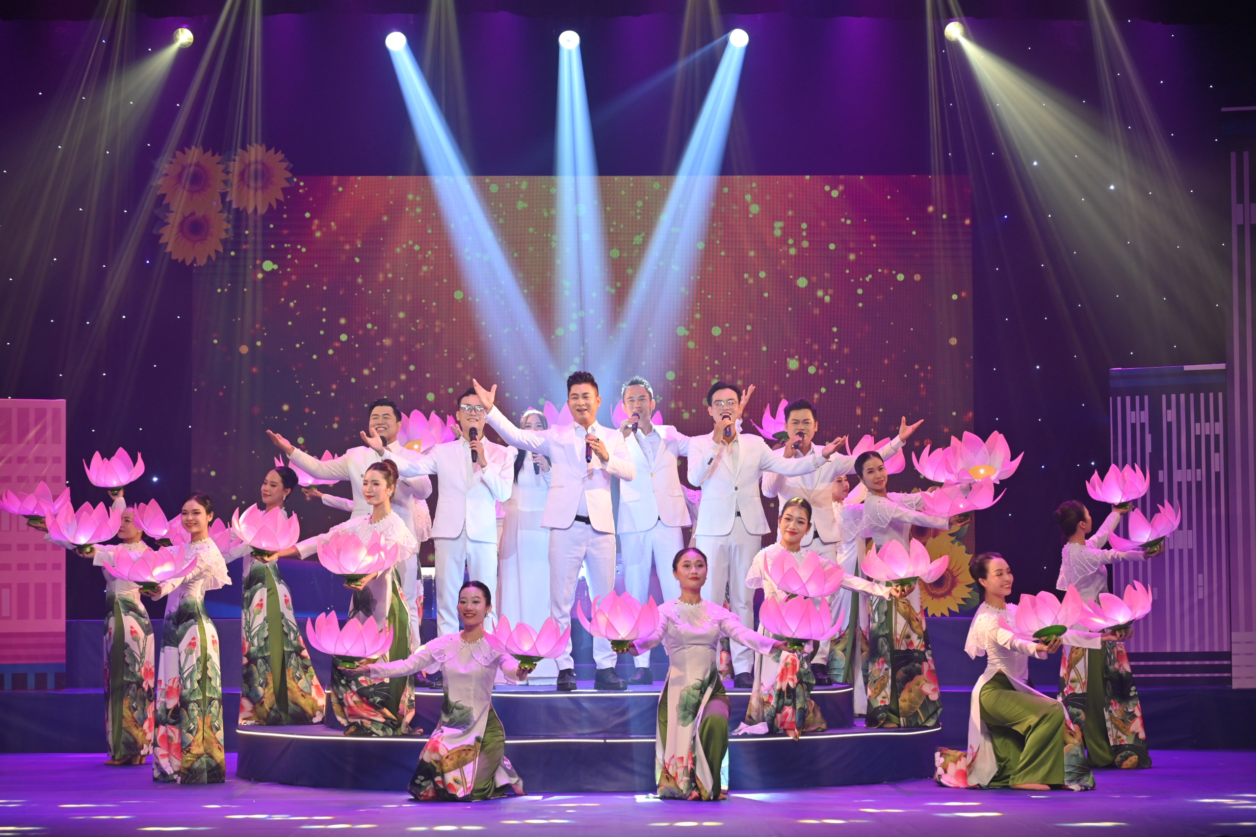Le Anh Tuan actúa en el programa artístico que celebra el 80 aniversario del Día Nacional - Foto 1. Lê Anh Tuấn biểu diễn trong chương trình nghệ thuật kỷ niệm 80 năm Quốc khánh
- Ảnh 1.