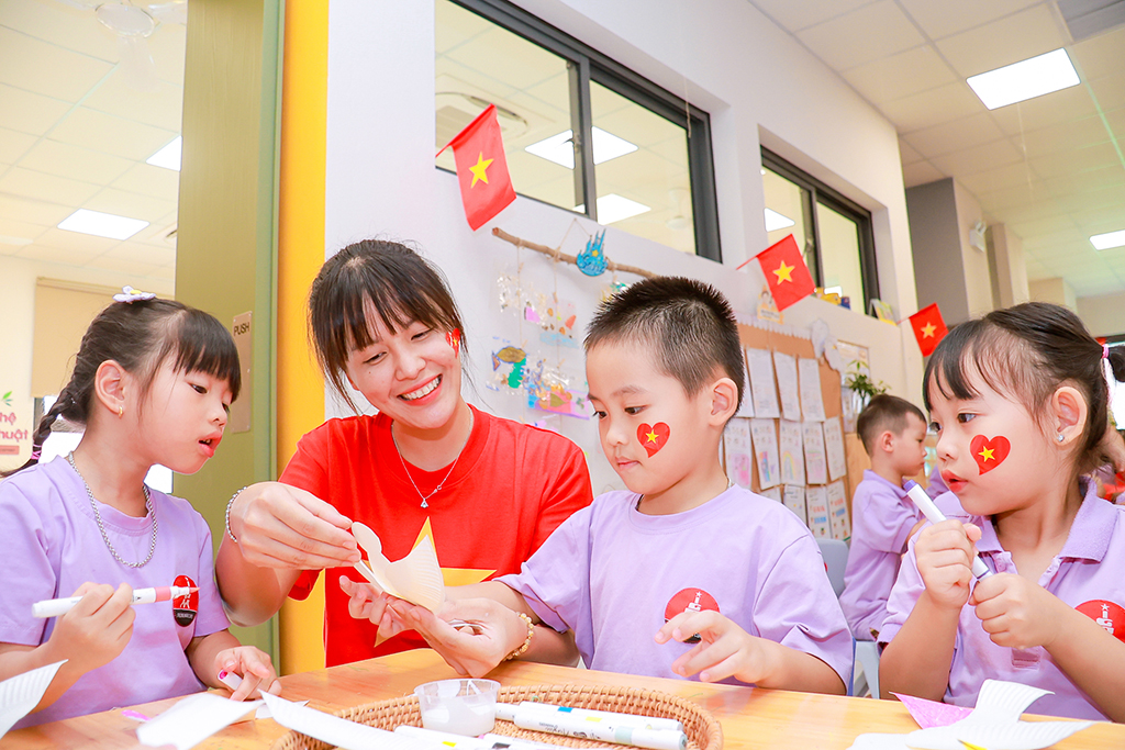 A szocializáló oktatás megtöri a vietnami állami iskolarendszer monopóliumát - 1. kép. Xã hội hóa giáo dục phá vỡ độc quyền hệ thống trường công tại việt nam - Ảnh 1.