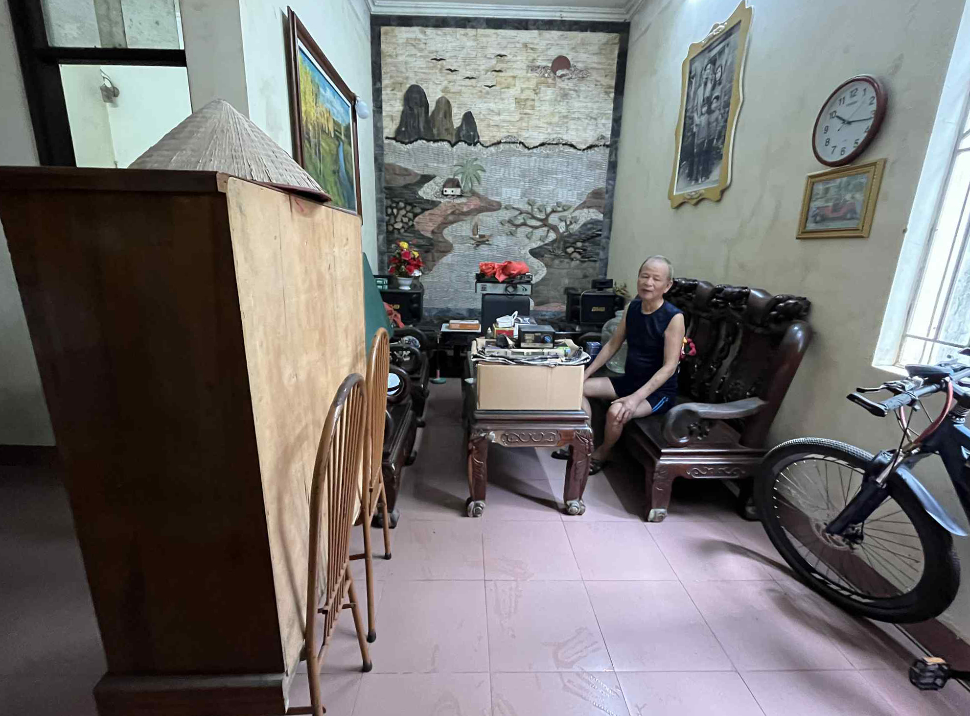 Xóm nhỏ Hà Nội nước ngập 6 ngày chưa rút- Ảnh 2. Xóm nhỏ Hà Nội nước ngập 6 ngày chưa rút- Ảnh 2.