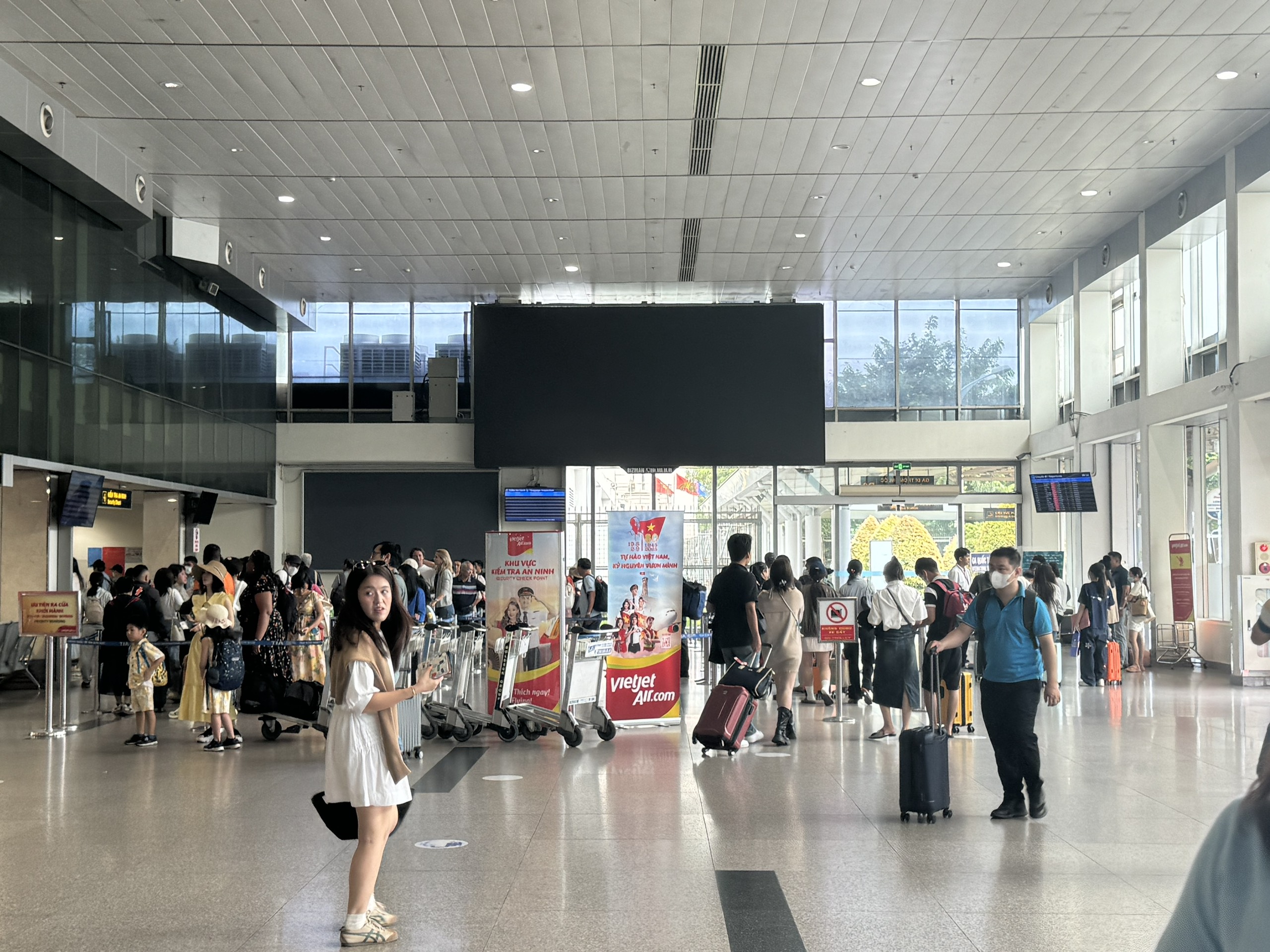 Nghỉ lễ 2.9: Sân bay Tân Sơn Nhất khiến nhiều người bất ngờ - Ảnh 2.