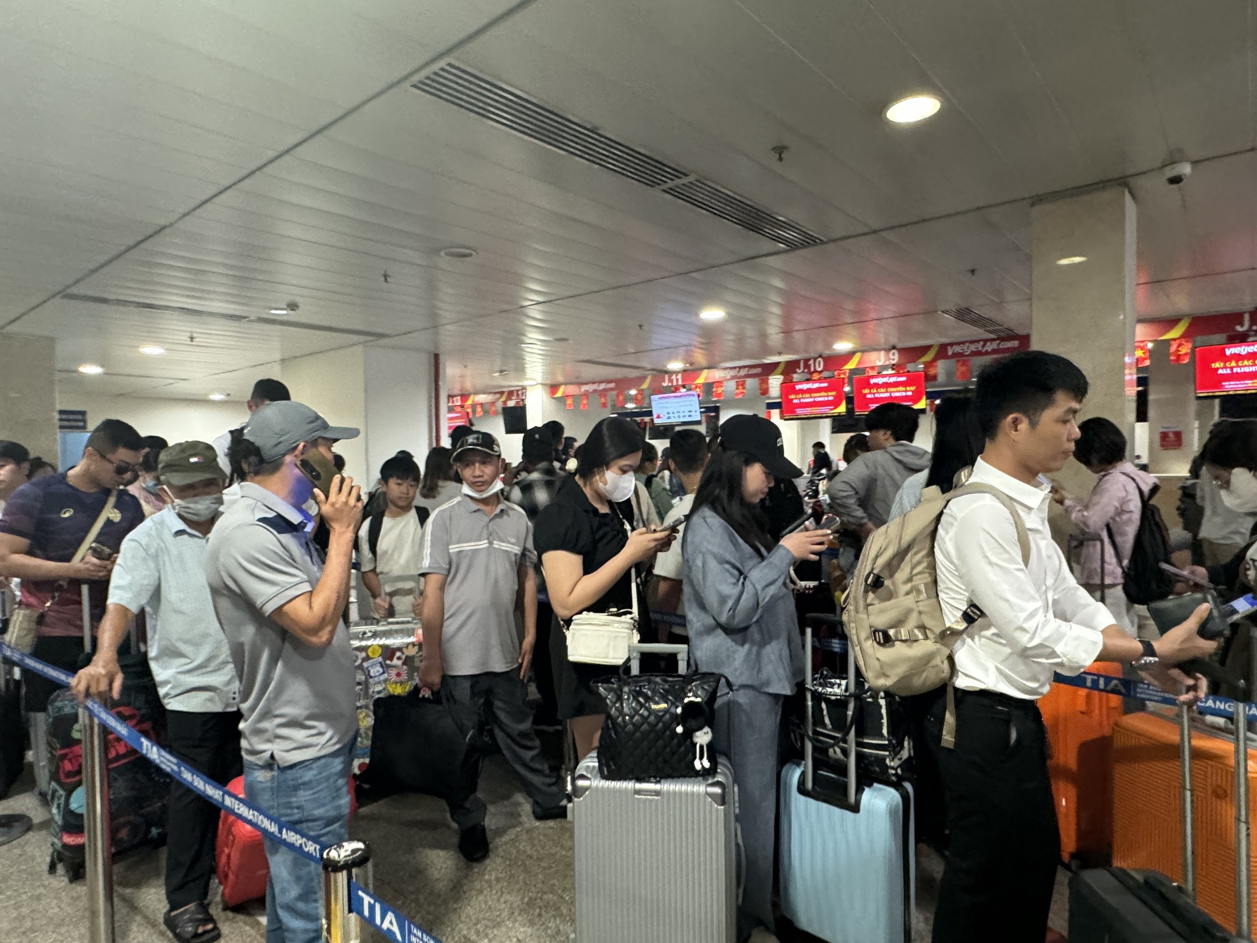 Nghỉ lễ 2.9: Sân bay Tân Sơn Nhất khiến nhiều người bất ngờ - Ảnh 4.