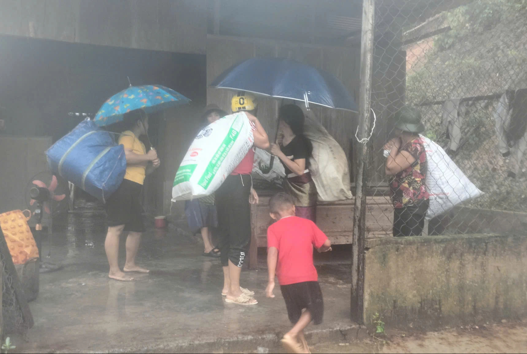 Mưa lớn suốt đêm, cảnh báo lũ quét trên các sông tại Quảng Trị - Ảnh 3.