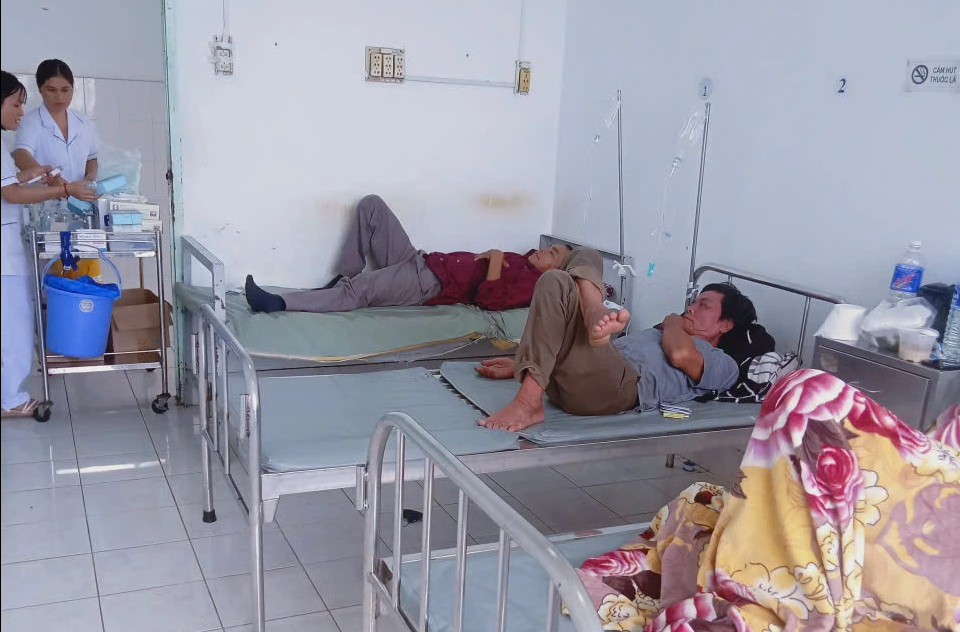 Gia Lai: 131 người nhập viện nghi do ngộ độc sau tiệc tân gia- Ảnh 2. Gia Lai: 131 người nhập viện nghi do ngộ độc sau tiệc tân gia- Ảnh 2.