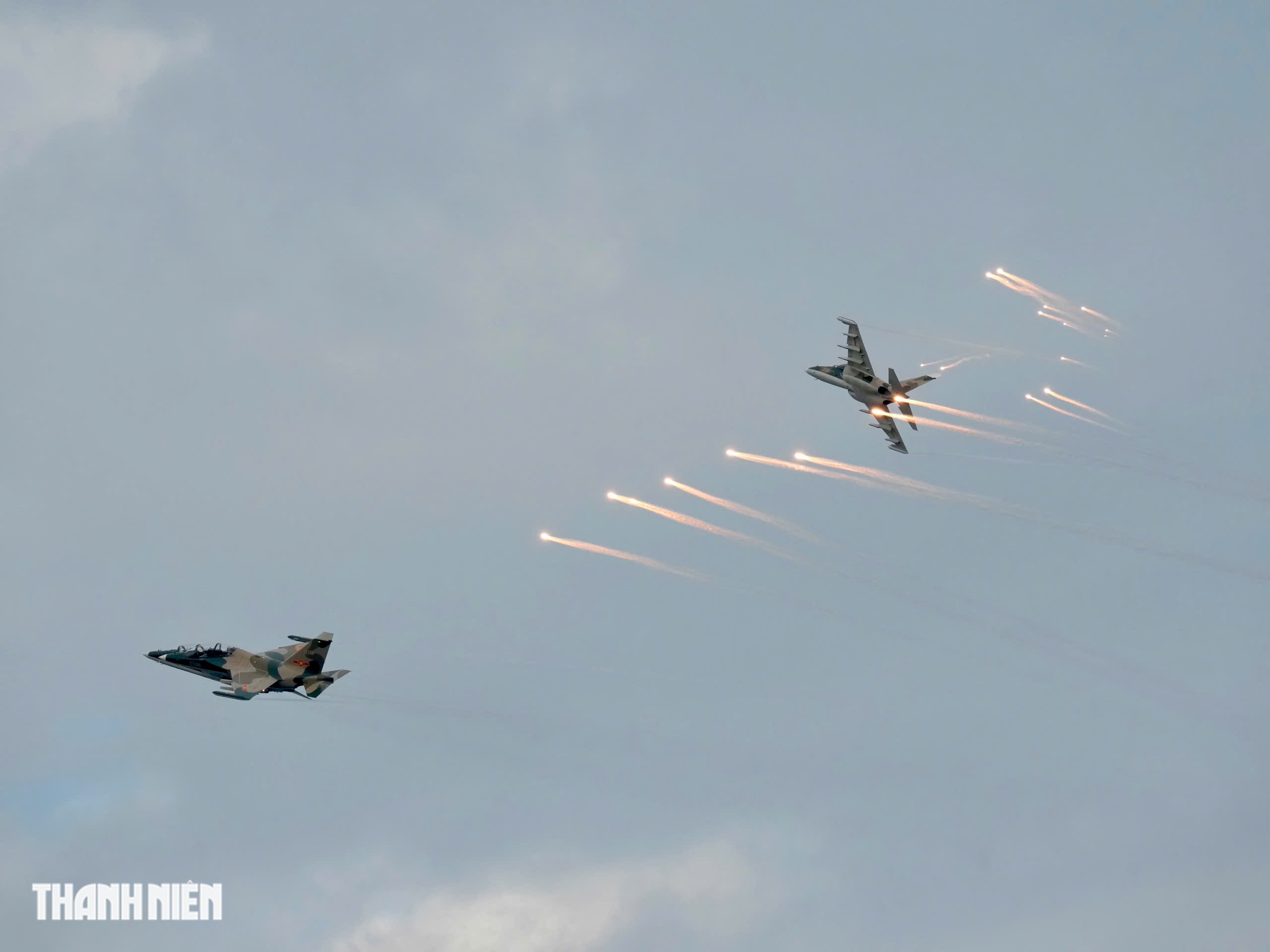 Mãn nhãn tiêm kích Su-30MK2 thả bẫy nhiệt trên bầu trời Hà Nội - Ảnh 2.