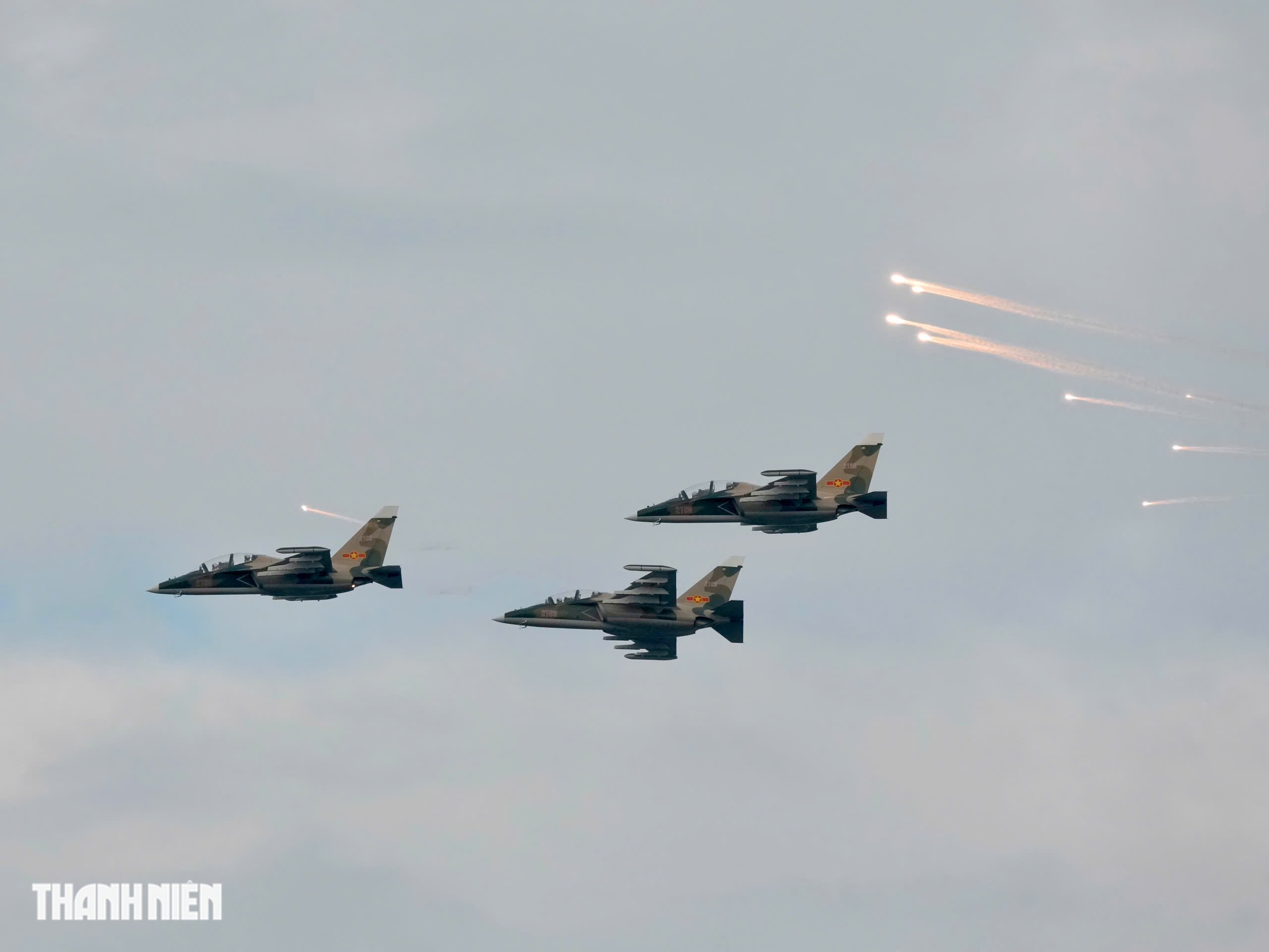 Mãn nhãn tiêm kích Su-30MK2 thả bẫy nhiệt trên bầu trời Hà Nội - Ảnh 3.