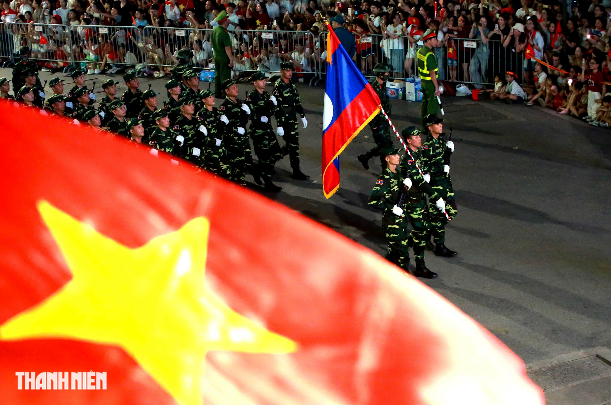 Lực lượng bịt mặt, 'như hình với bóng' bảo vệ khối quân đội nước ngoài tại A80 - Ảnh 15.