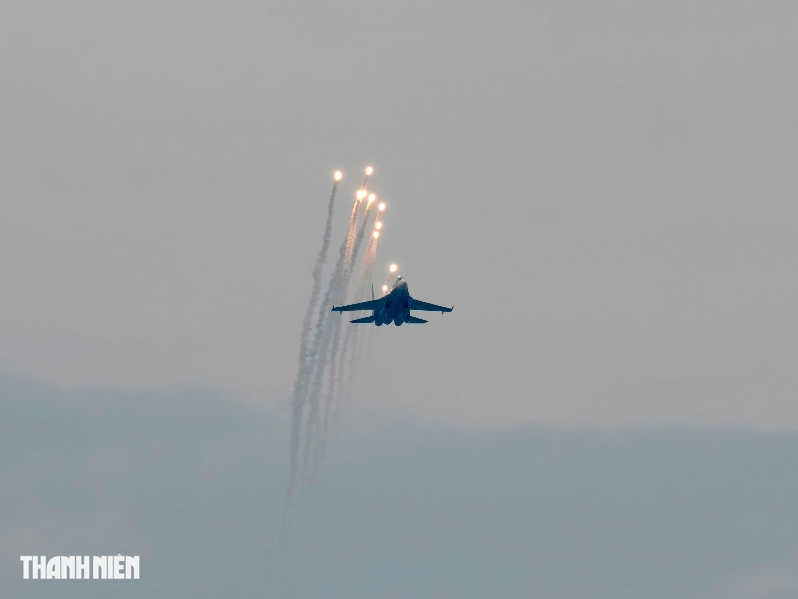 Mãn nhãn tiêm kích Su-30MK2 thả bẫy nhiệt trên bầu trời Hà Nội - Ảnh 1.