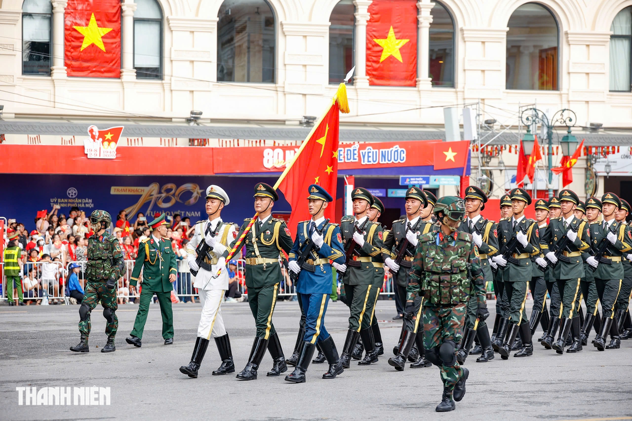 Lực lượng bịt mặt, 'như hình với bóng' bảo vệ khối quân đội nước ngoài tại A80 - Ảnh 4.