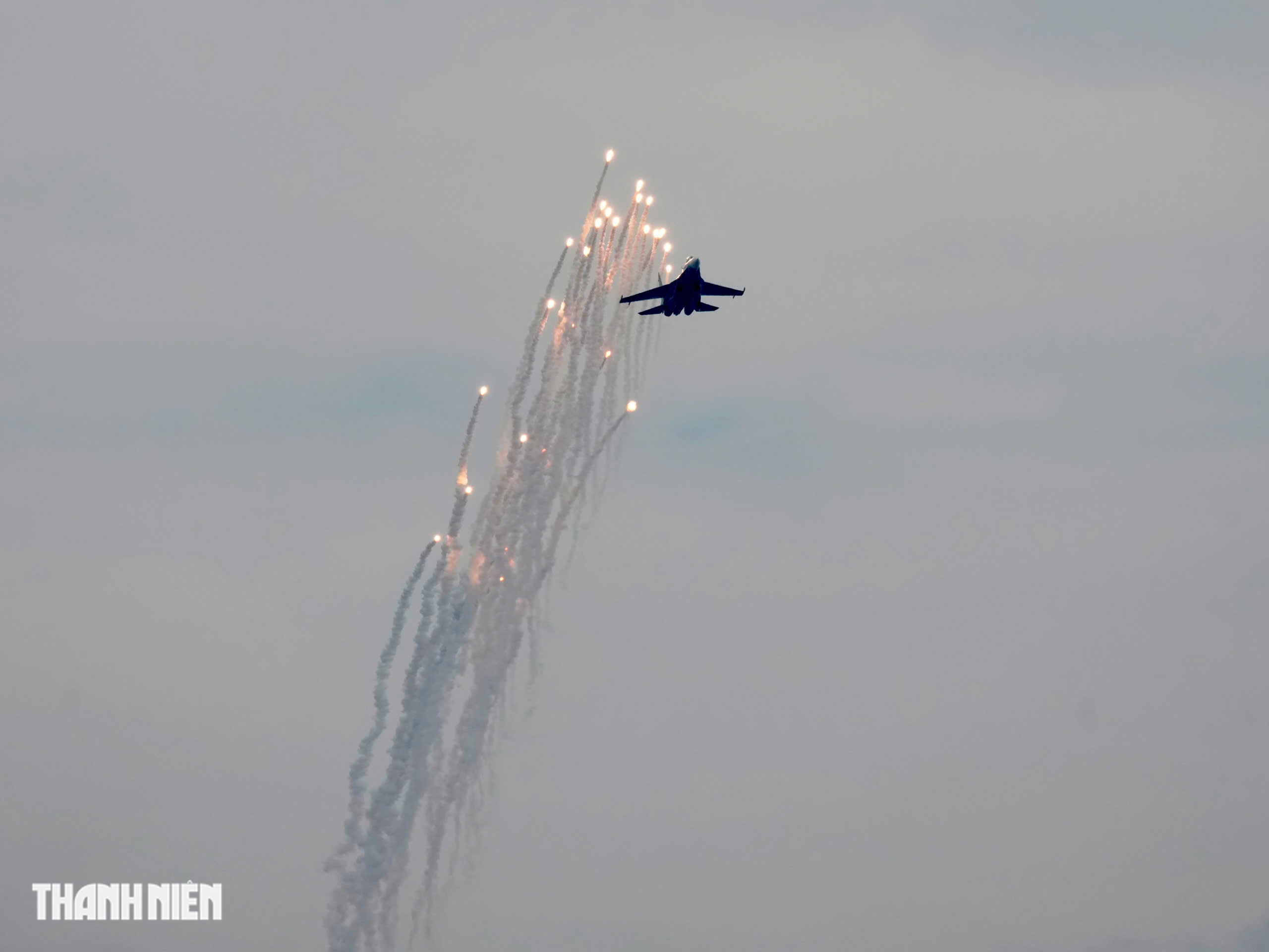 Mãn nhãn tiêm kích Su-30MK2 thả bẫy nhiệt trên bầu trời Hà Nội - Ảnh 5.