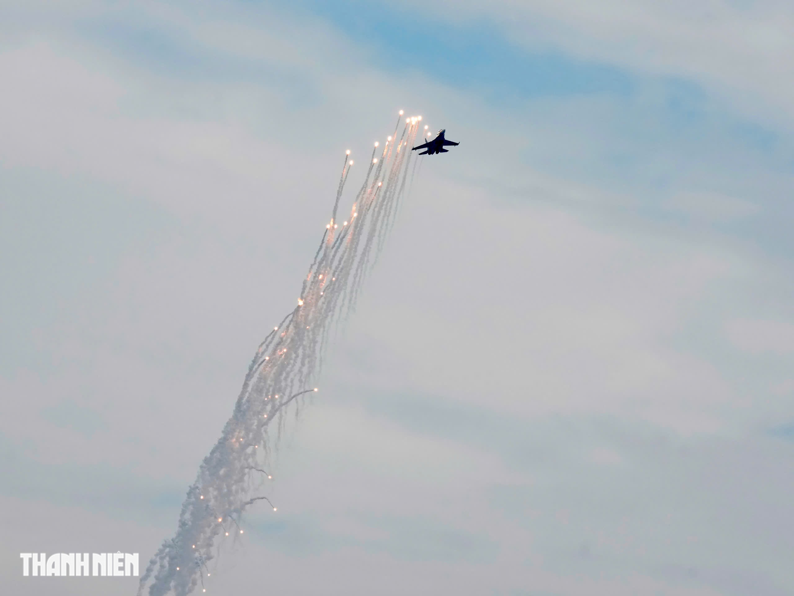 Mãn nhãn tiêm kích Su-30MK2 thả bẫy nhiệt trên bầu trời Hà Nội - Ảnh 4.