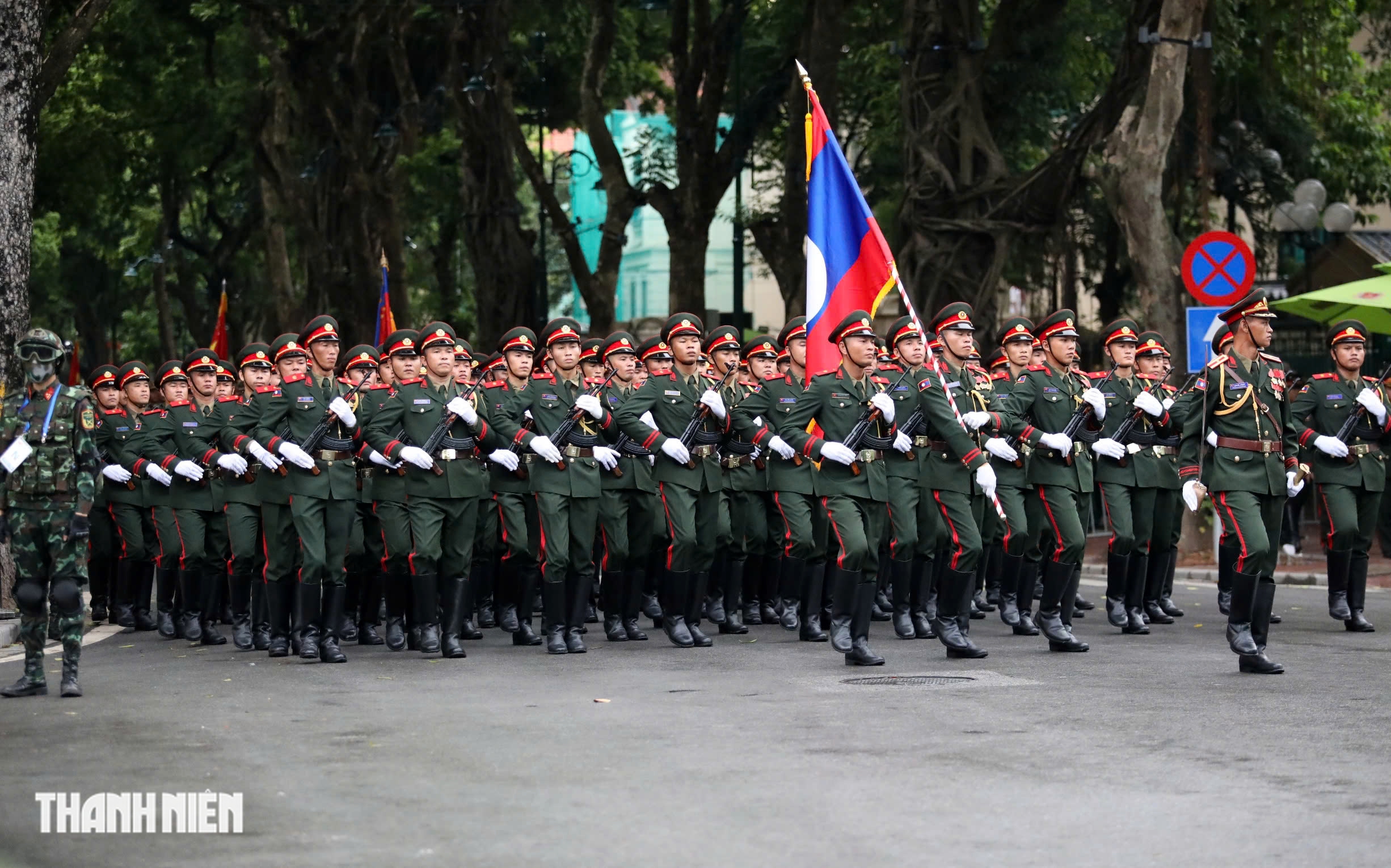 Lực lượng bịt mặt, 'như hình với bóng' bảo vệ khối quân đội nước ngoài tại A80 - Ảnh 5.