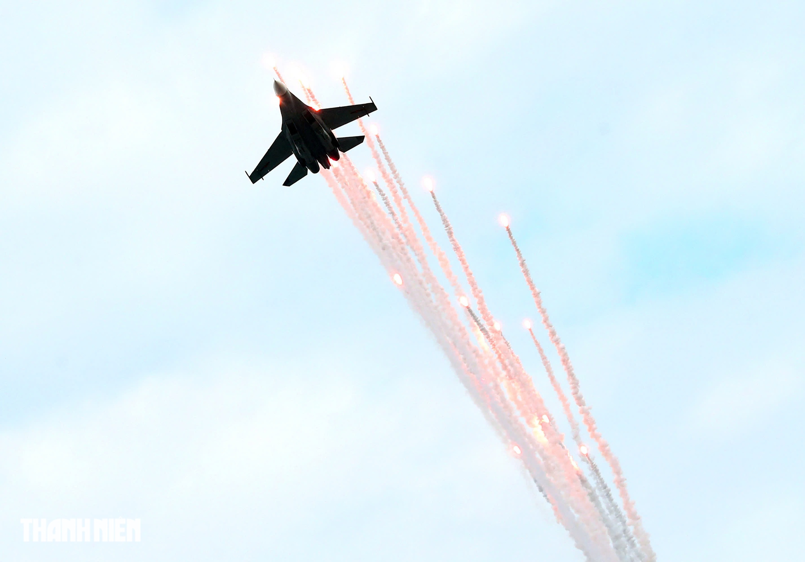 - Ảnh 15. Mãn nhãn tiêm kích Su-30MK2 thả bẫy nhiệt trên bầu trời Hà Nội - Ảnh 15.