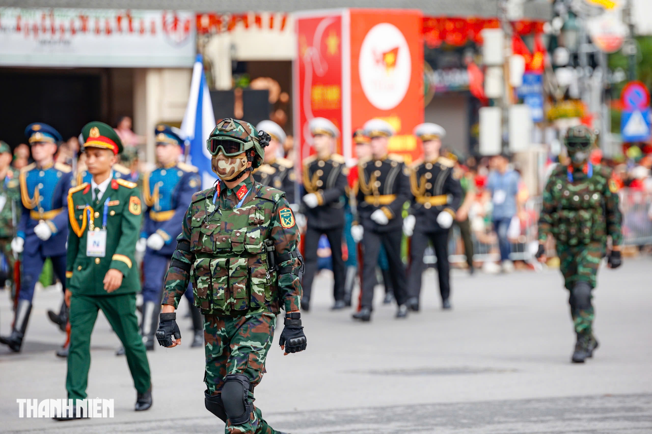 Lực lượng bịt mặt, 'như hình với bóng' bảo vệ khối quân đội nước ngoài tại A80 - Ảnh 6.