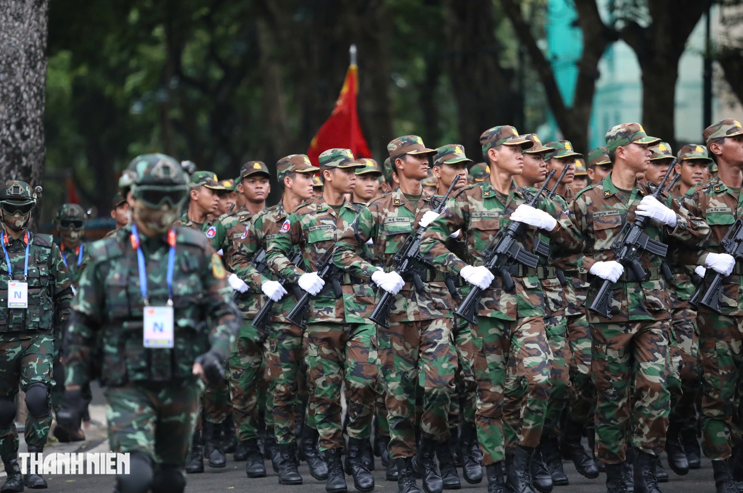 Lực lượng bịt mặt, 'như hình với bóng' bảo vệ khối quân đội nước ngoài tại A80 - Ảnh 13.