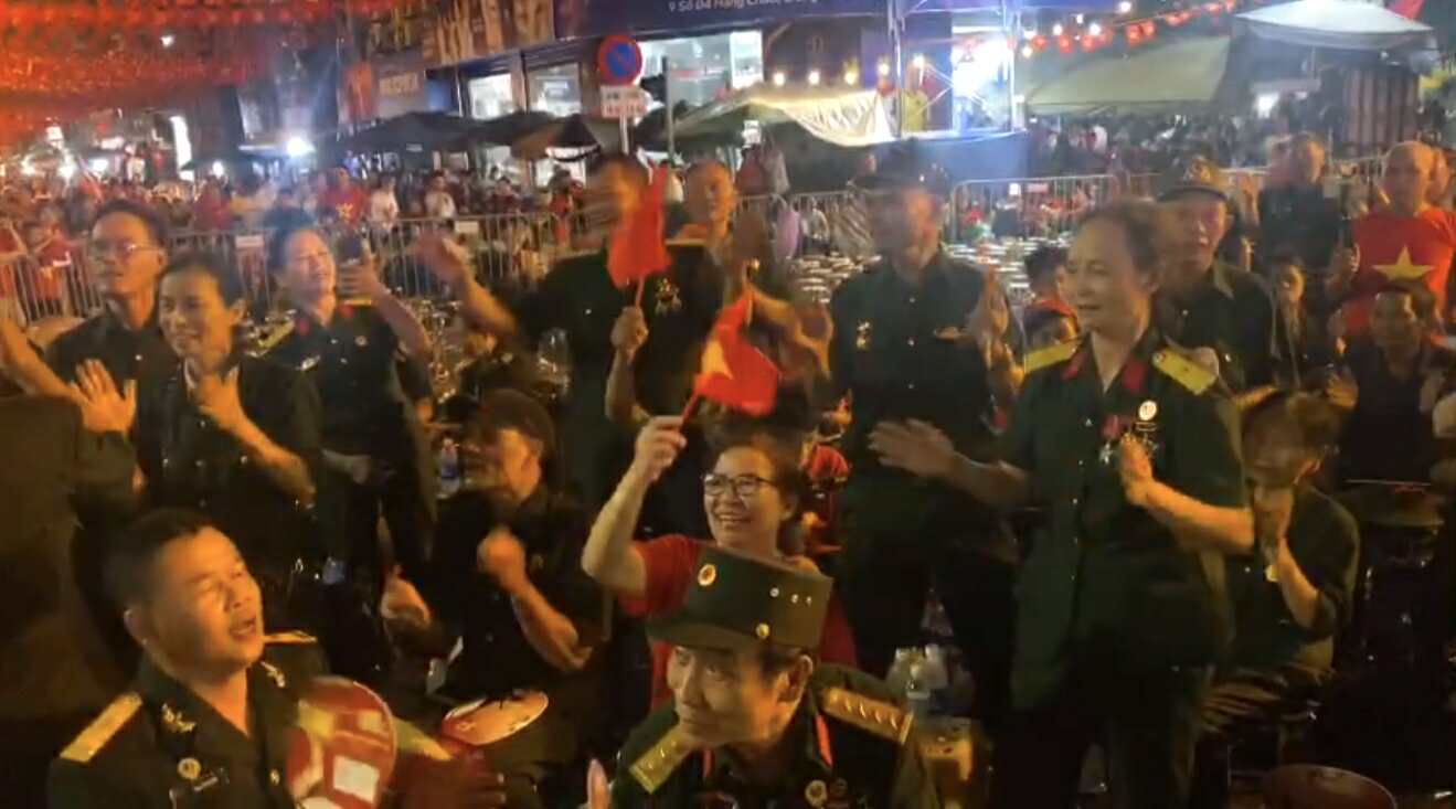 Hát thâu đêm chờ lễ tổng duyệt A80 , không khí sôi động khắp Hà Nội - Ảnh 9. Hát thâu đêm chờ lễ tổng duyệt A80 , không khí sôi động khắp Hà Nội - Ảnh 9.