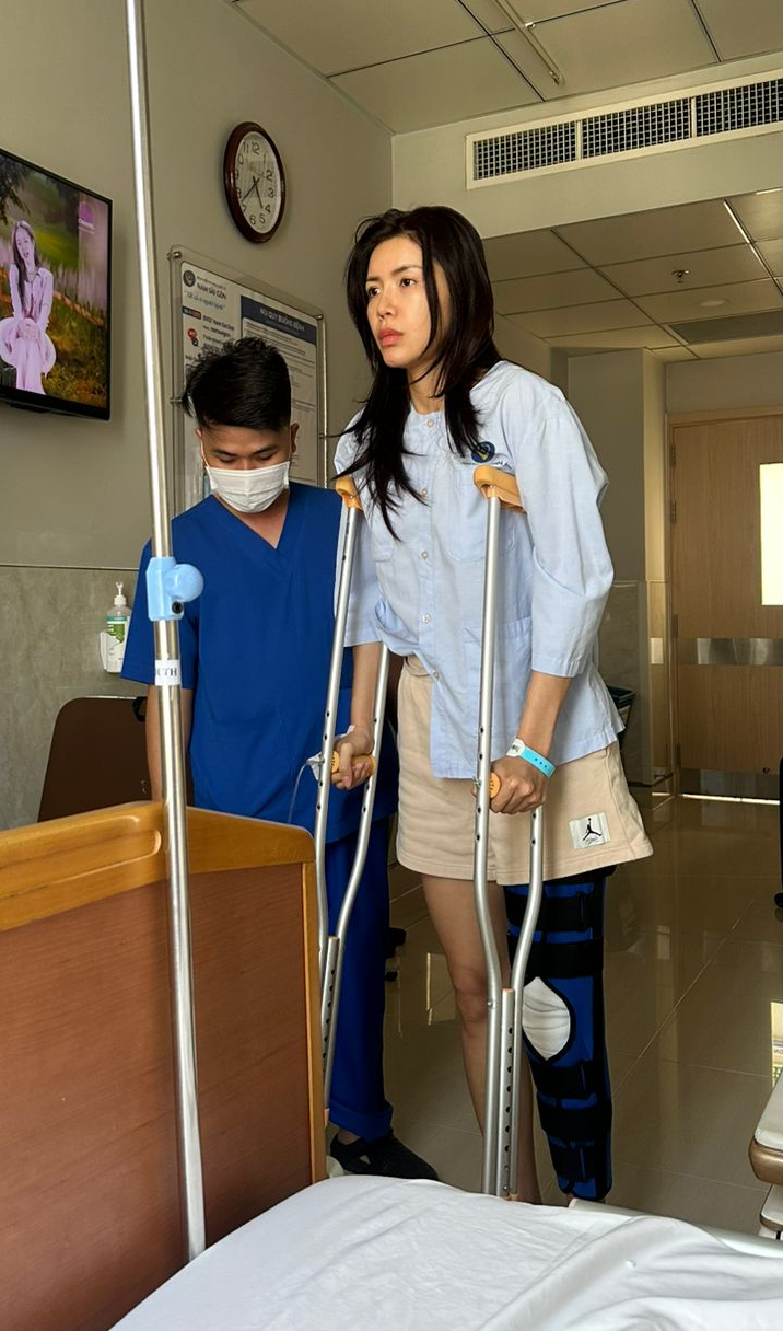 Siêu mẫu Minh Tú bị dập xương, đứt dây chằng- Ảnh 1. Siêu mẫu Minh Tú bị dập xương, đứt dây chằng- Ảnh 1.