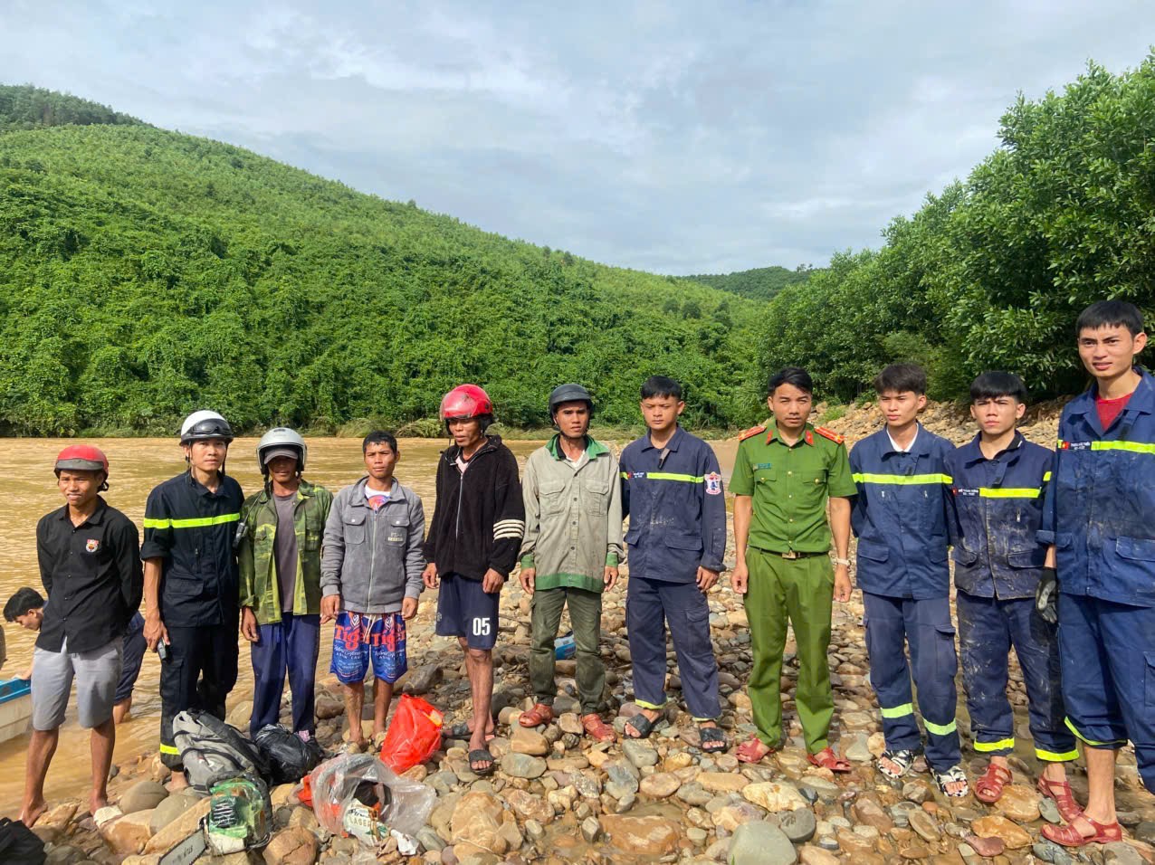 Quảng Trị: Lũ dâng cao, cô lập 5 người đi rừng gần 2 ngày- Ảnh 2. Quảng Trị: Lũ dâng cao, cô lập 5 người đi rừng gần 2 ngày- Ảnh 2.