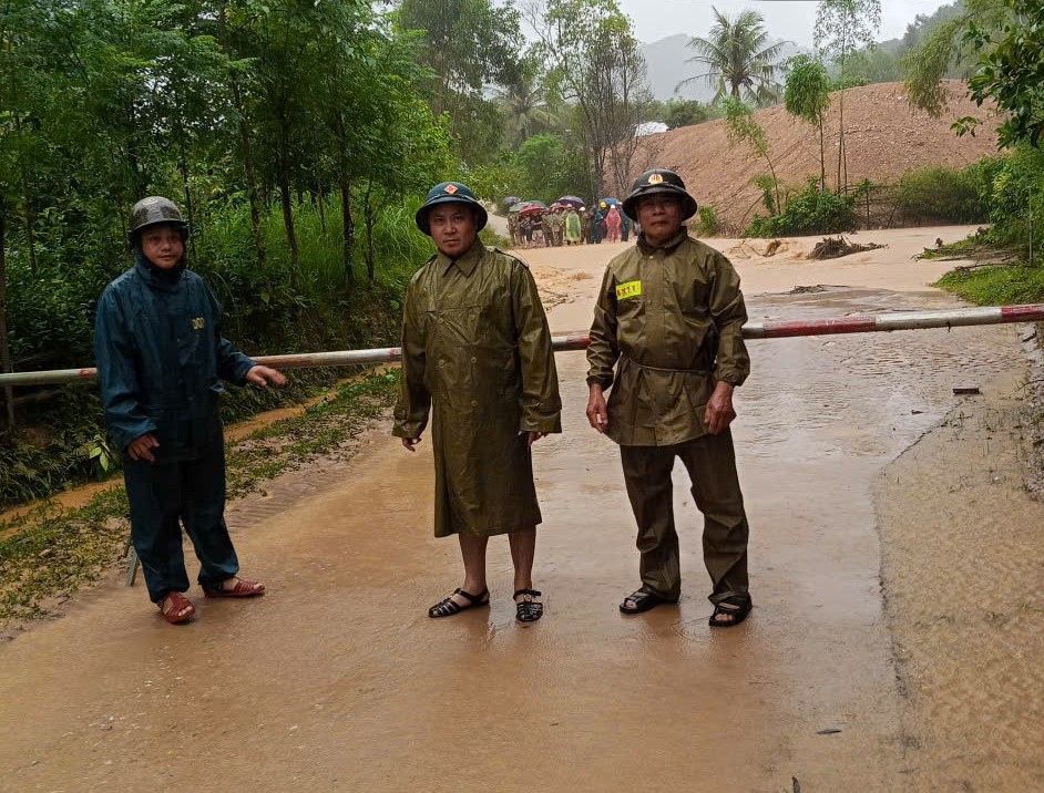 Thủy điện Hố Hô xả tràn, mưa lớn khiến nhiều tuyến đường ngập lụt - Ảnh 9.