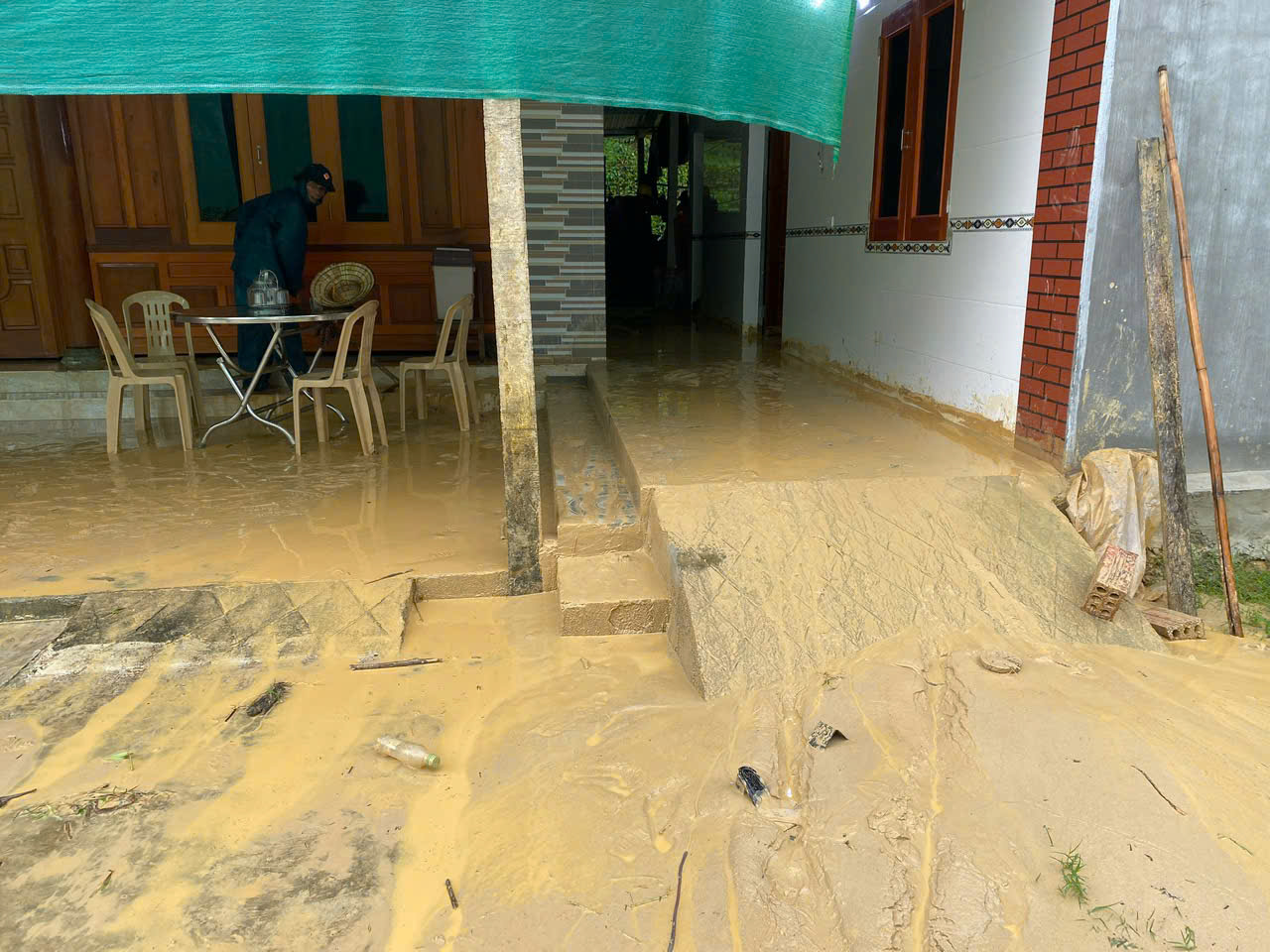 Thủy điện Hố Hô xả tràn, mưa lớn khiến nhiều tuyến đường ngập lụt - Ảnh 3.