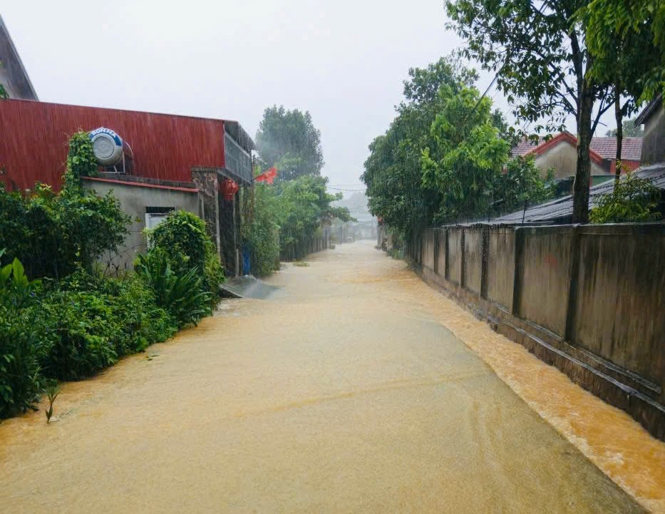 Thủy điện Hố Hô xả tràn, mưa lớn khiến nhiều tuyến đường ngập lụt - Ảnh 5.