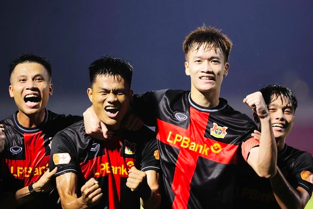 Ninh Bình tạo sóng lớn, cuộc đua vô địch V-League nghẹt thở: Đội nào đuổi kịp được đây! - Ảnh 1. Ninh Bình tạo sóng lớn, cuộc đua vô địch V-League nghẹt thở: Đội nào đuổi kịp được đây! - Ảnh 1.