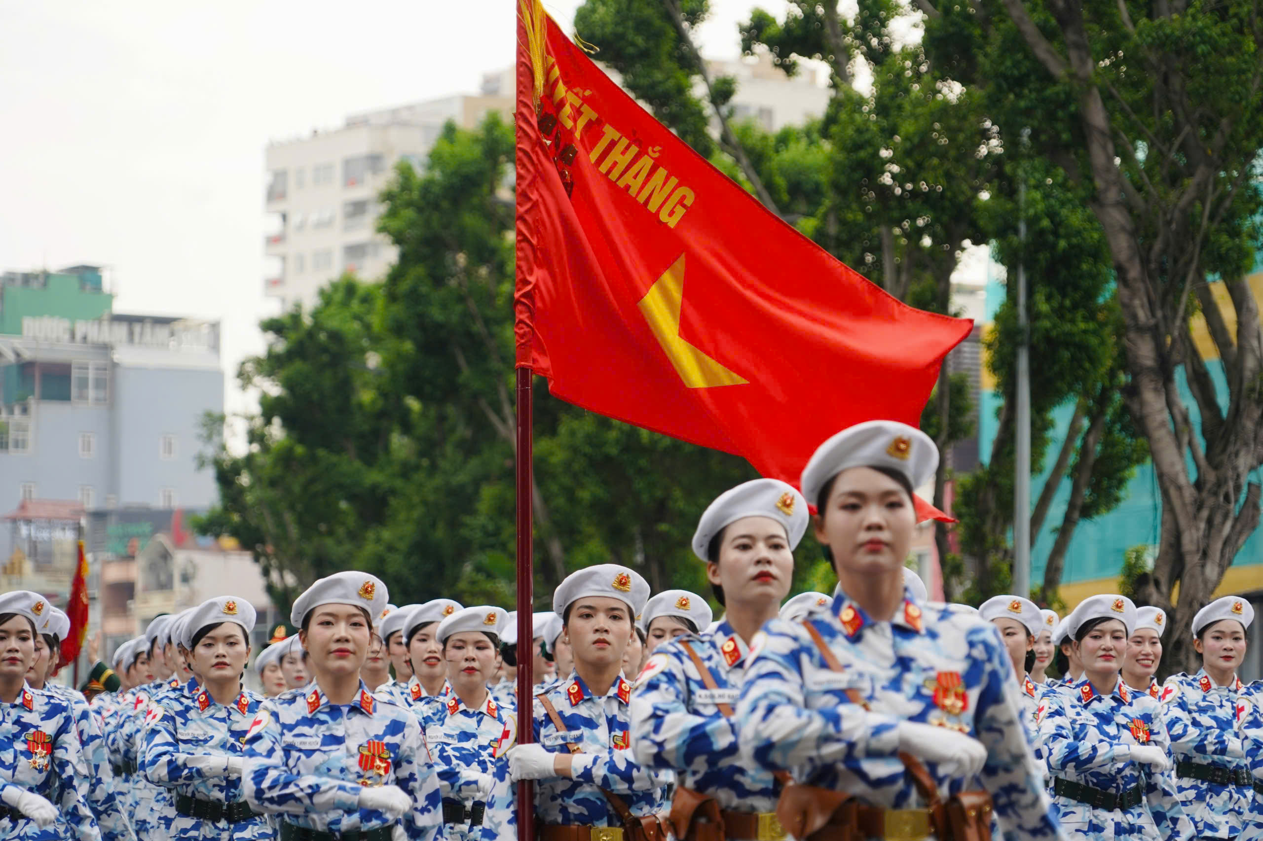 Ngắm vẻ đẹp rạng rỡ các 'bông hồng thép' khối nữ chiến sĩ diễu binh - Ảnh 9.