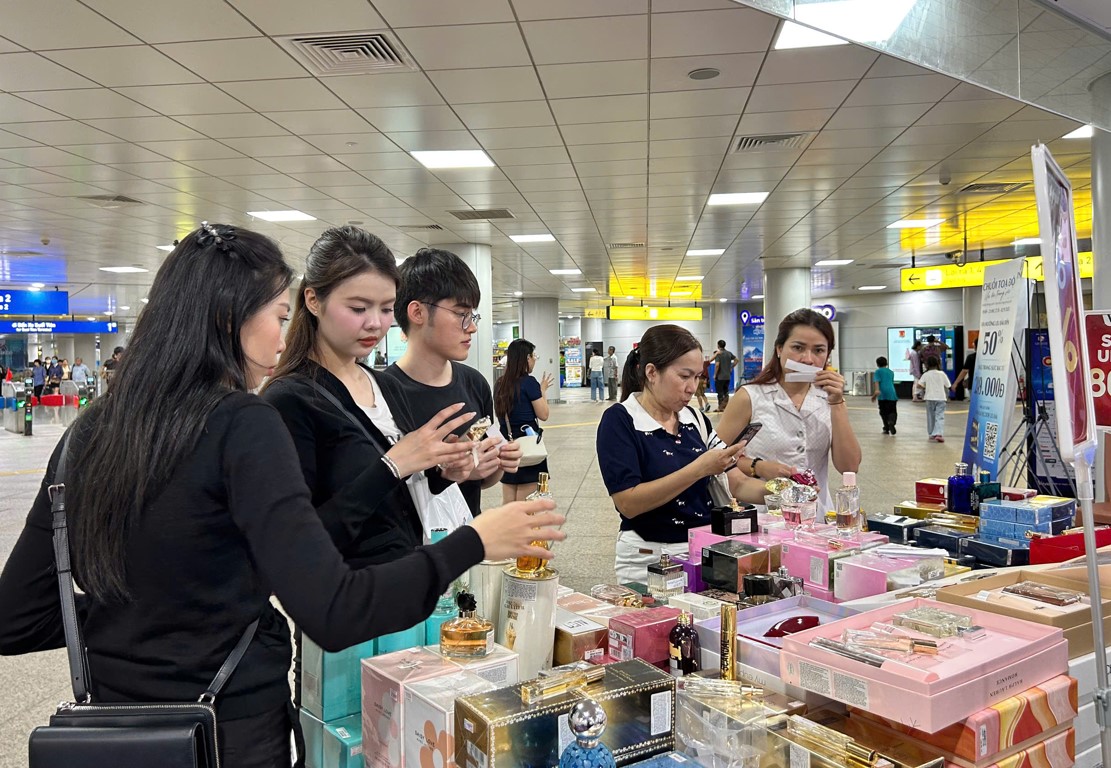 Trải nghiệm mua sắm độc đáo dưới lòng đất tại ga metro Bến Thành - Ảnh 1. Trải nghiệm mua sắm độc đáo dưới lòng đất tại ga metro Bến Thành - Ảnh 1.