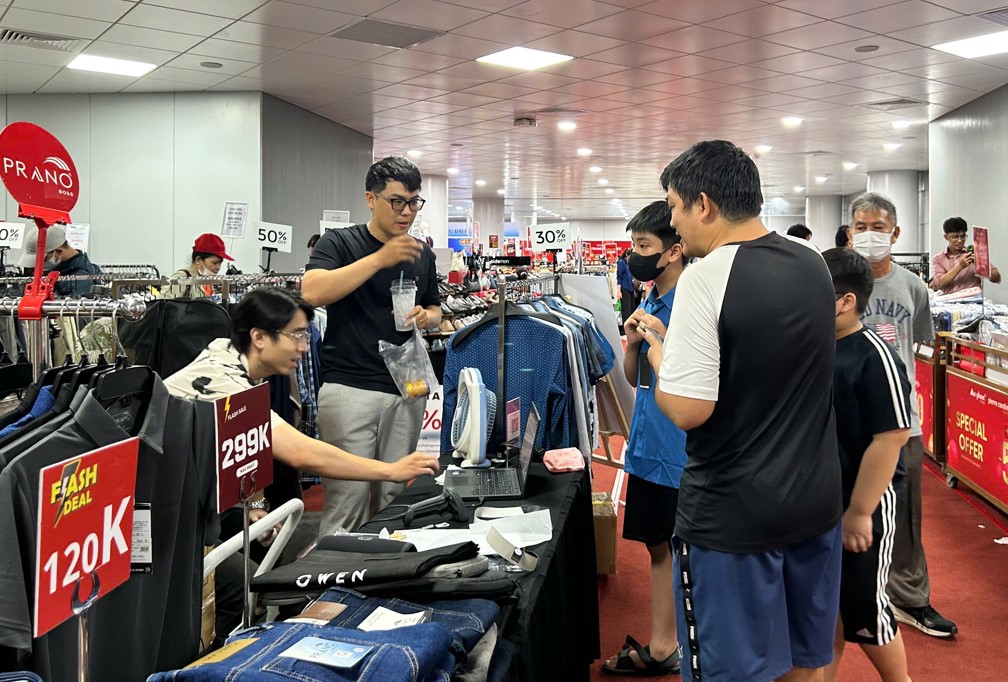 Trải nghiệm mua sắm độc đáo dưới lòng đất tại ga metro Bến Thành - Ảnh 5. Trải nghiệm mua sắm độc đáo dưới lòng đất tại ga metro Bến Thành - Ảnh 5.