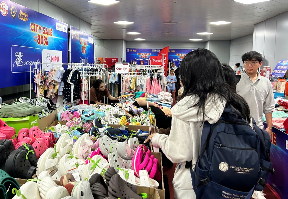 Trải nghiệm mua sắm độc đáo dưới lòng đất tại ga metro Bến Thành - Ảnh 7. Trải nghiệm mua sắm độc đáo dưới lòng đất tại ga metro Bến Thành - Ảnh 7.