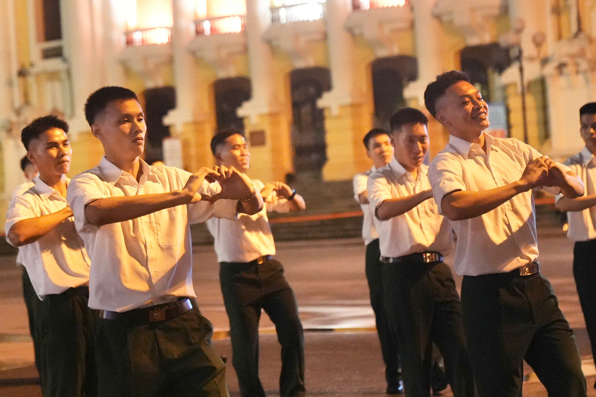 Hát thâu đêm chờ lễ tổng duyệt A80 , không khí sôi động khắp Hà Nội - Ảnh 8. Hát thâu đêm chờ lễ tổng duyệt A80 , không khí sôi động khắp Hà Nội - Ảnh 8.