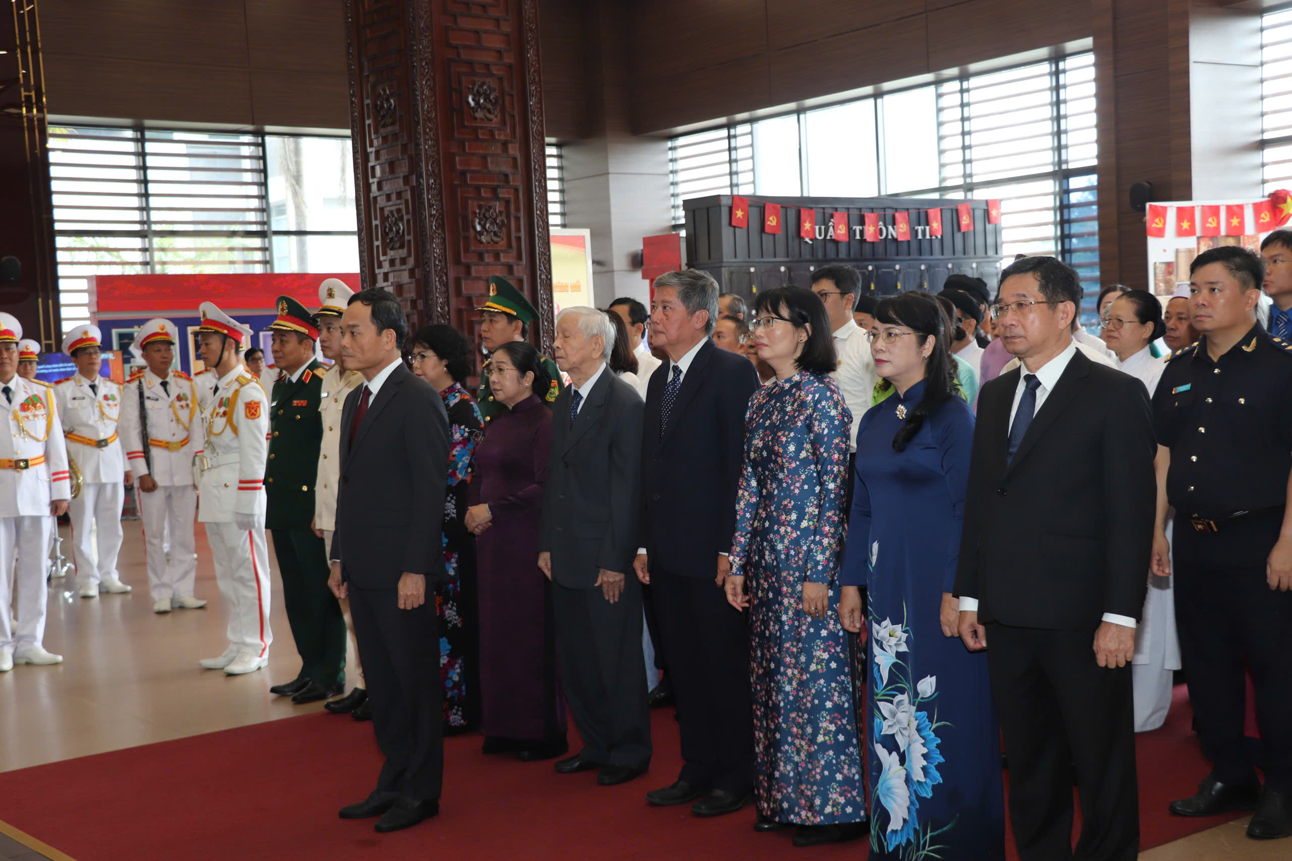 Bí thư Trần Lưu Quang dâng hương tưởng nhớ Chủ tịch Hồ Chí Minh dịp Quốc khánh- Ảnh 1. Bí thư Trần Lưu Quang dâng hương tưởng nhớ Chủ tịch Hồ Chí Minh dịp Quốc khánh- Ảnh 1.