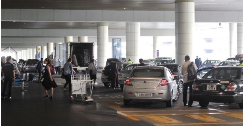 Malaysia sẽ dẹp nạn tài xế taxi chèo kéo, 'chặt chém' khách bằng cách nào? - Ảnh 1.
