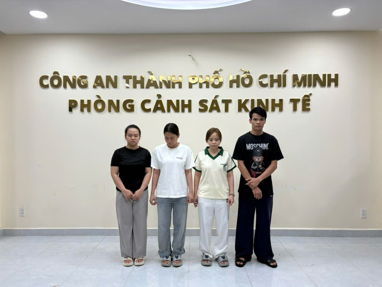 Công an TP.HCM bắt 9 người thuộc 2 nhà hàng vì bán 'bóng cười'- Ảnh 4. Công an TP.HCM bắt 9 người thuộc 2 nhà hàng vì bán 'bóng cười'- Ảnh 4.