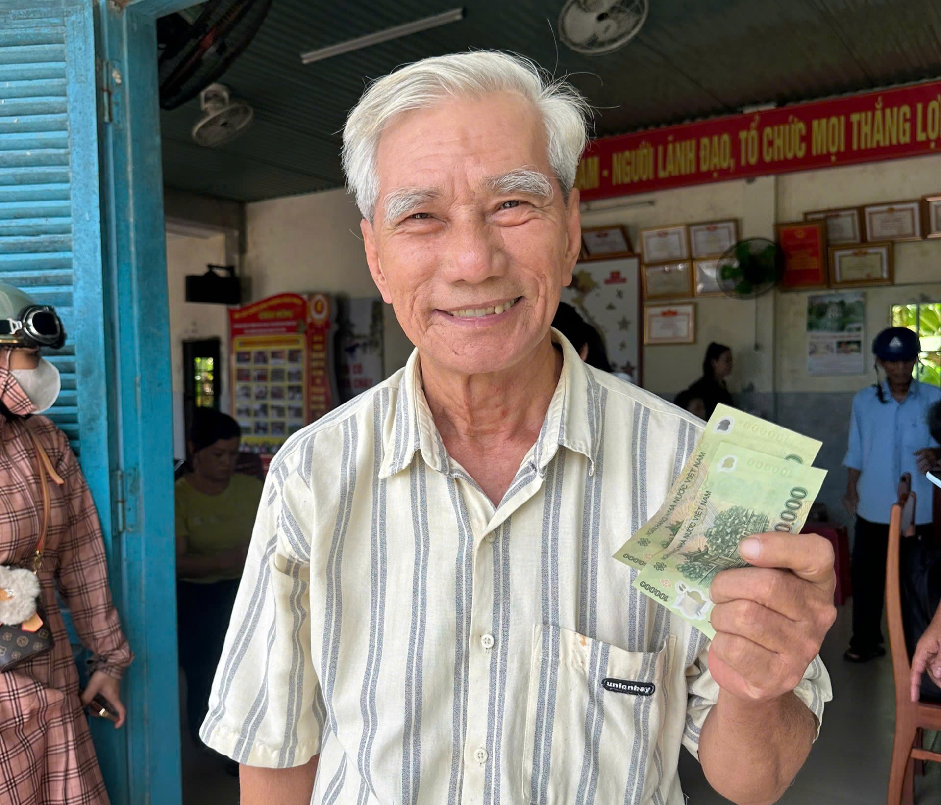 Quà Quốc khánh 2.9 đến tận tay dân: Món quà mang niềm vui, tự hào- Ảnh 4. Quà Quốc khánh 2.9 đến tận tay dân: Món quà mang niềm vui, tự hào- Ảnh 4.