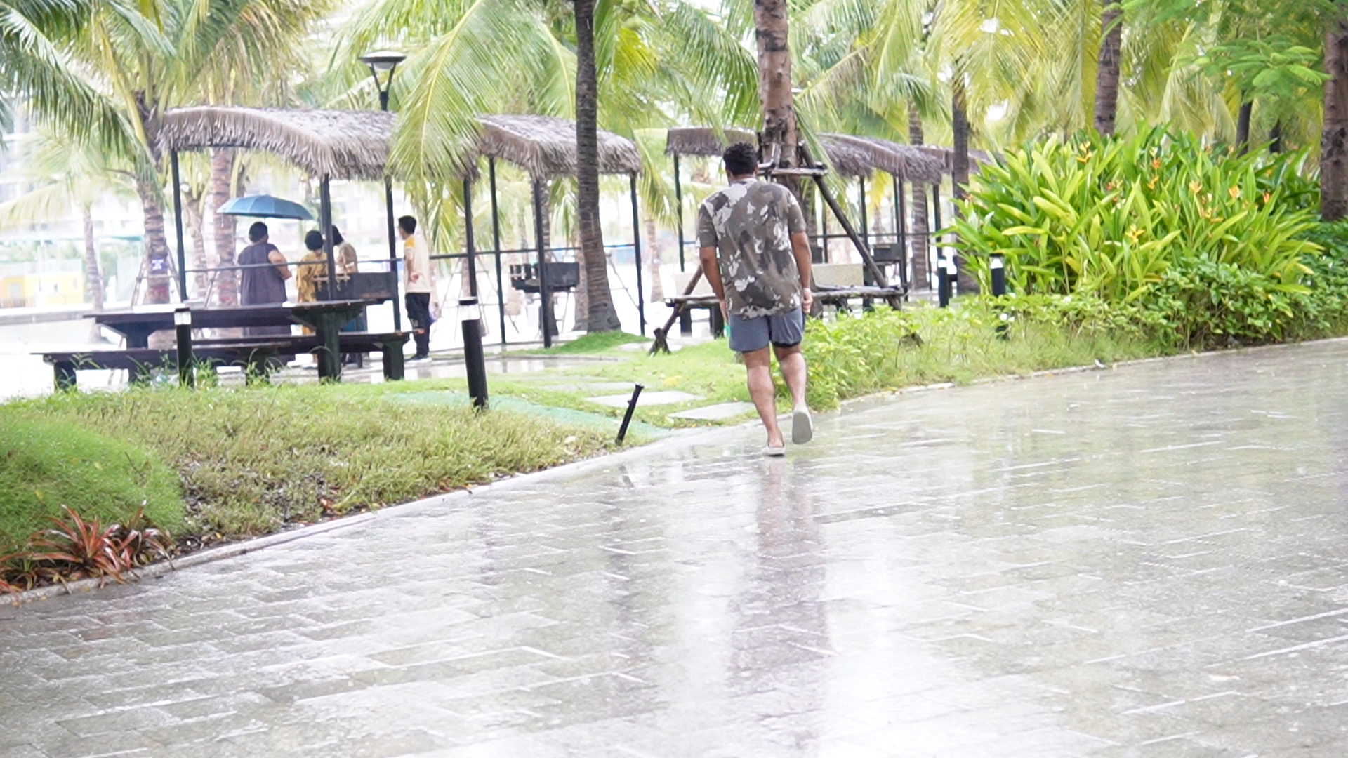 Du khách tìm chỗ trú trong cơn mưa lớn ở TP.HCM ngày thứ hai nghỉ lễ Quốc khánh - Ảnh 2.