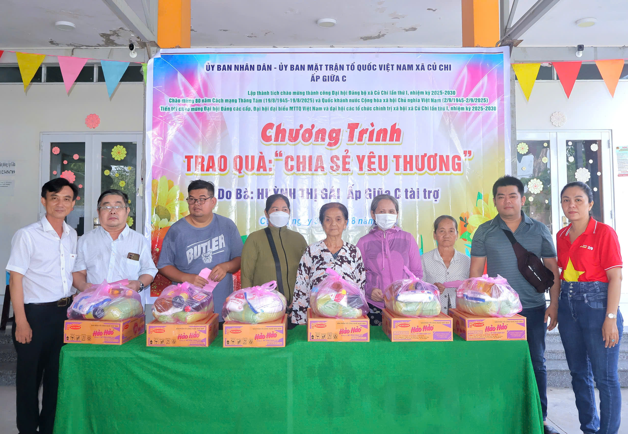 Trao quà 'Chia sẻ yêu thương' cho hộ khó khăn ấp Giữa C, xã Củ Chi- Ảnh 1. Trao quà 'Chia sẻ yêu thương' cho hộ khó khăn ấp Giữa C, xã Củ Chi- Ảnh 1.