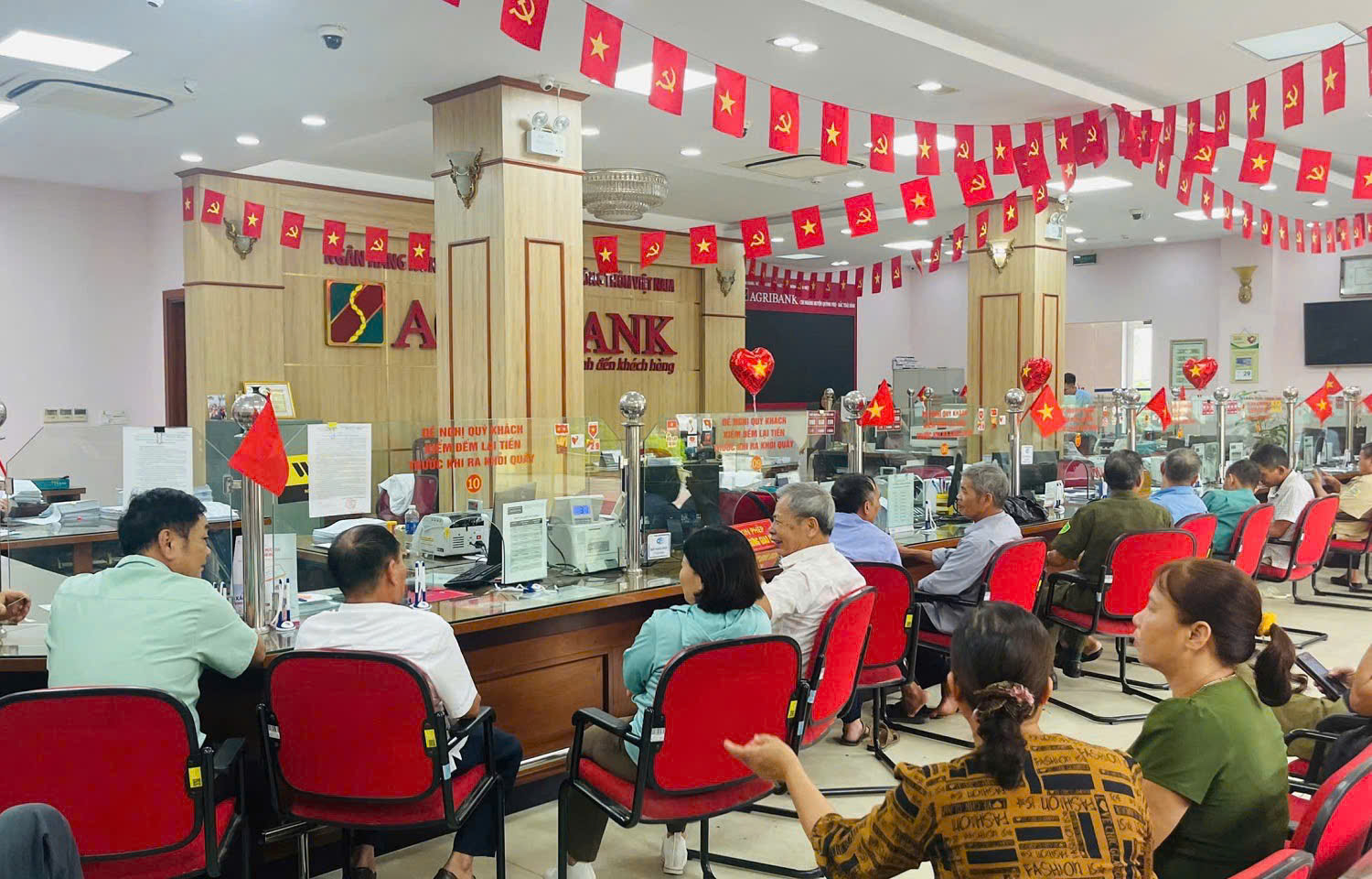 Agribank làm việc xuyên lễ đảm bảo việc tặng quà kịp thời cho người dân- Ảnh 1. Agribank làm việc xuyên lễ đảm bảo việc tặng quà kịp thời cho người dân- Ảnh 1.
