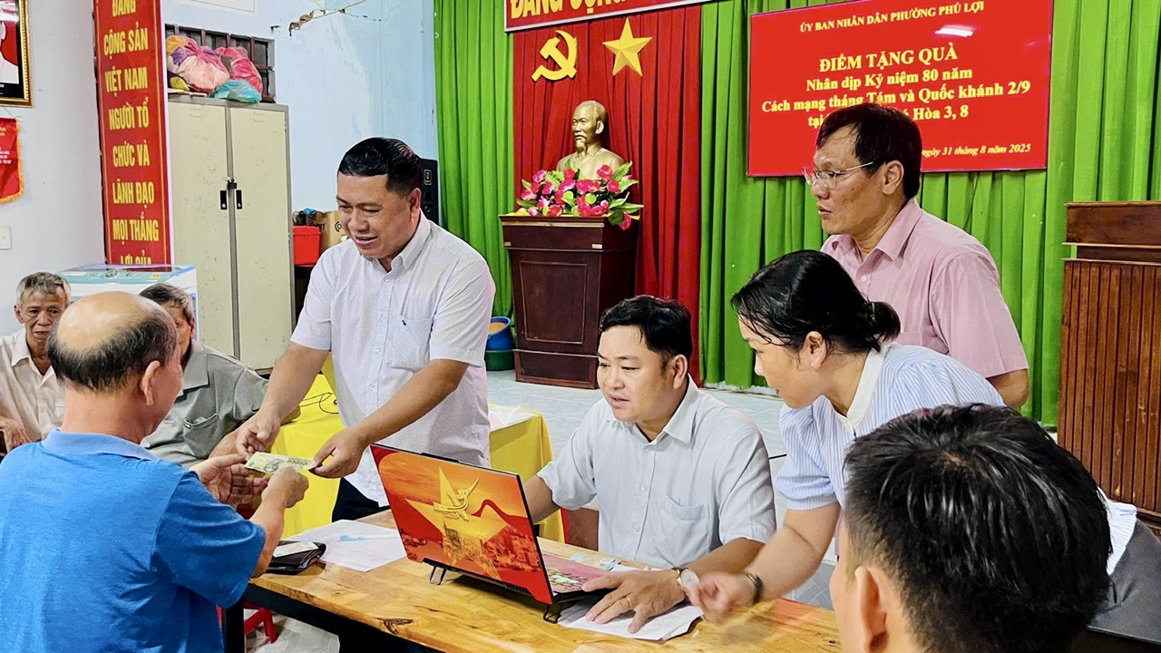 TP.HCM: Người dân phường Phú Lợi quá bất ngờ vì được nhận tiền lễ Quốc khánh sớm- Ảnh 1.