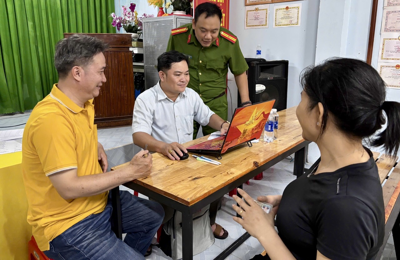 TP.HCM: Người dân phường Phú Lợi quá bất ngờ vì được nhận tiền lễ Quốc khánh sớm- Ảnh 2.