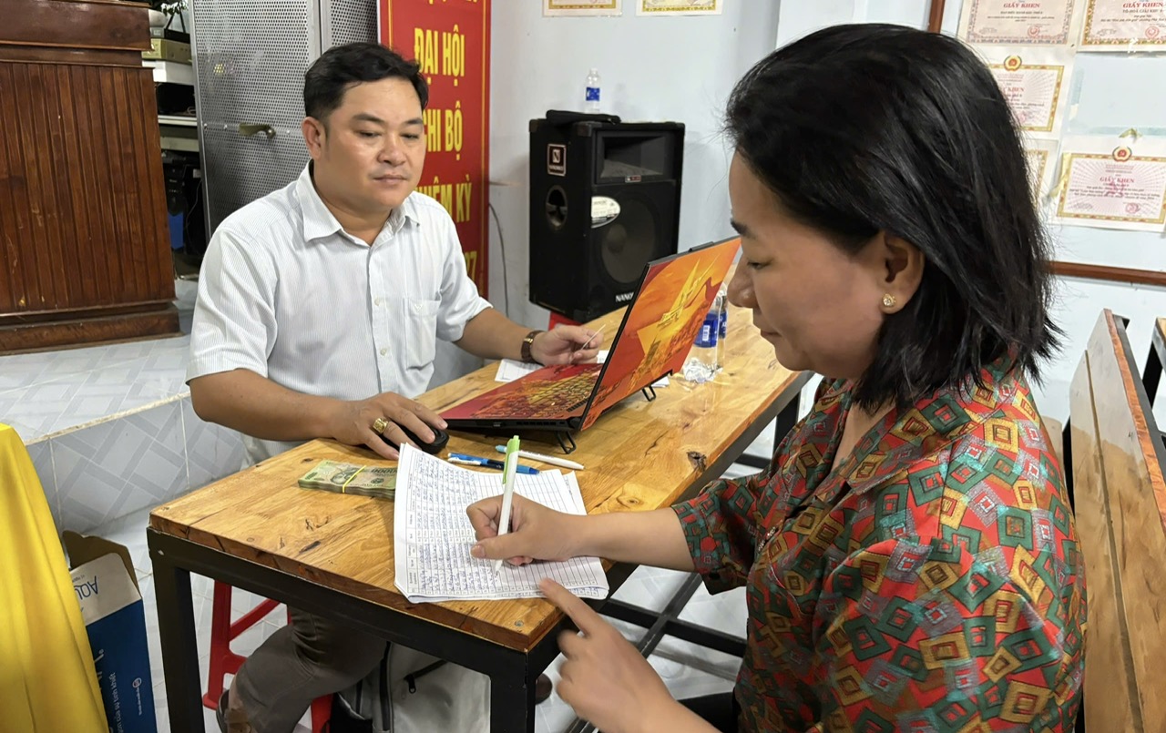 TP.HCM: Người dân phường Phú Lợi quá bất ngờ vì được nhận tiền lễ Quốc khánh sớm- Ảnh 3.