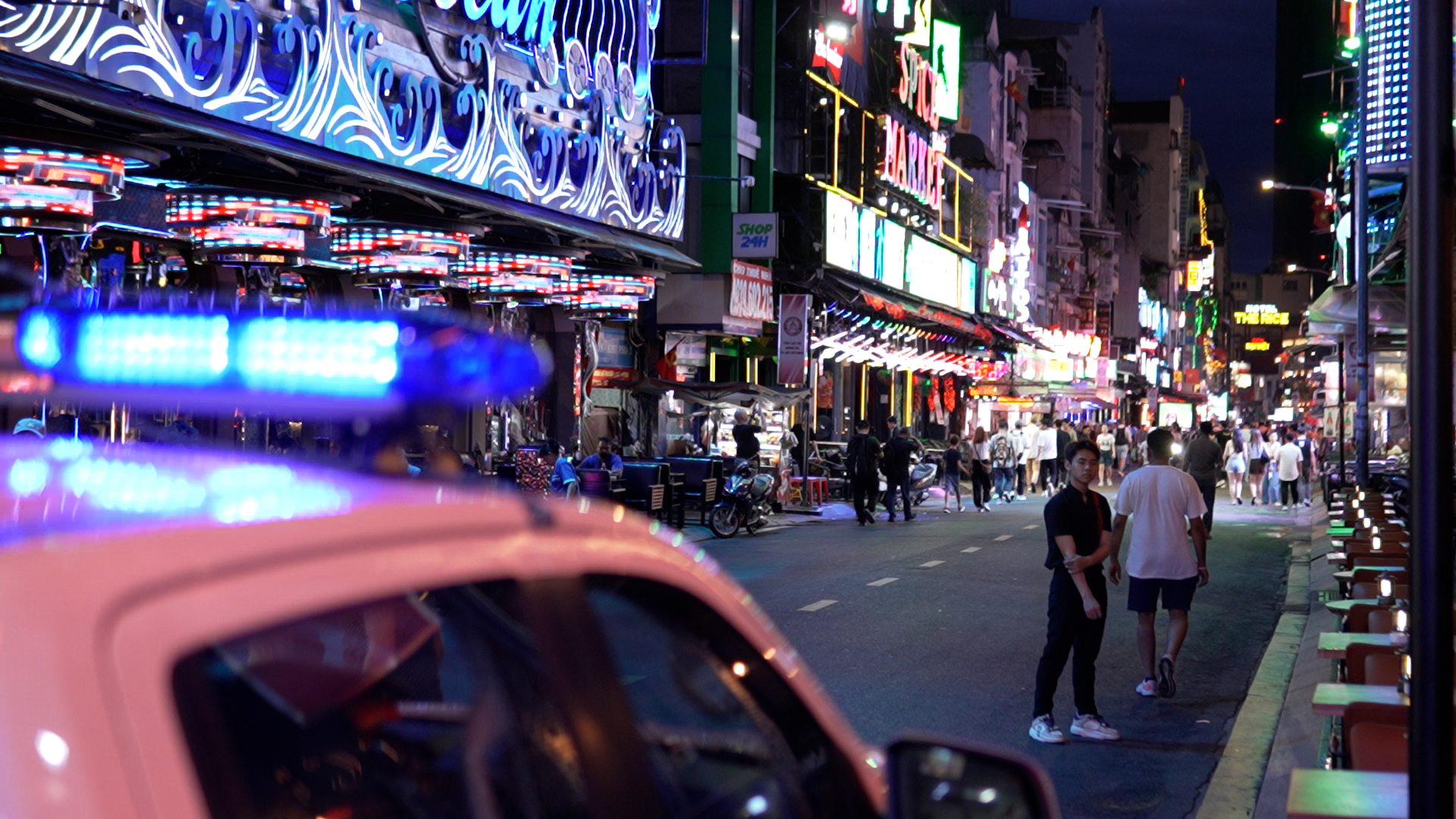 Phố đi bộ Bùi Viện hết cảnh quán xá lấn người đi bộ - Ảnh 1.