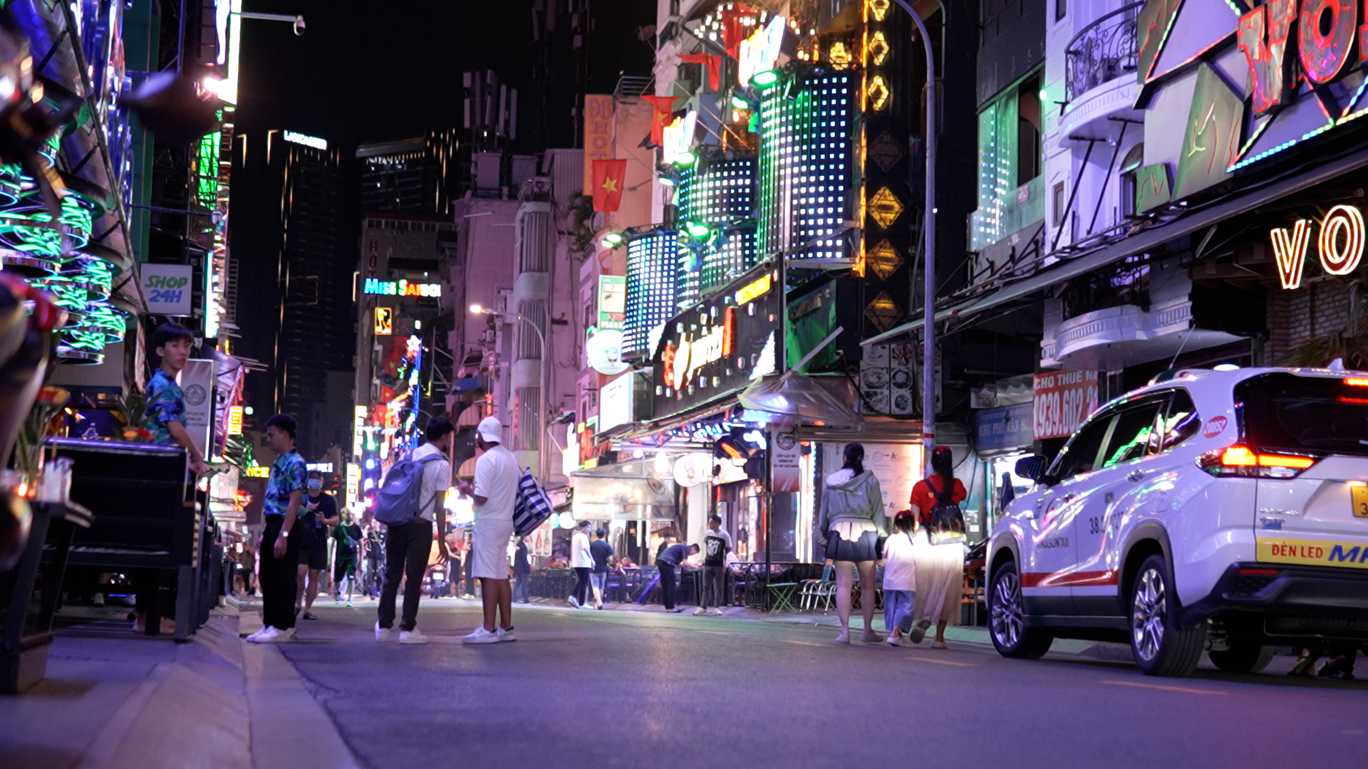 Phố đi bộ Bùi Viện hết cảnh quán xá lấn người đi bộ - Ảnh 3.