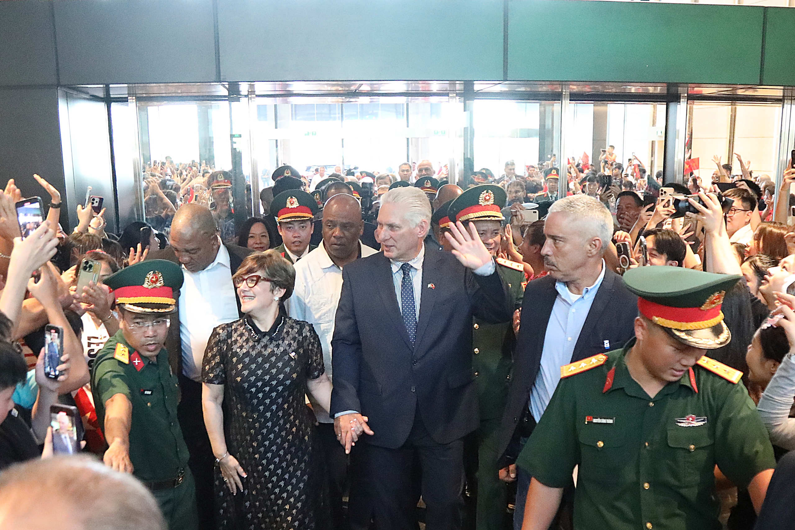 Bí thư thứ nhất, Chủ tịch Cuba thăm Bảo tàng Lịch sử quân sự Việt Nam- Ảnh 4. Bí thư thứ nhất, Chủ tịch Cuba thăm Bảo tàng Lịch sử quân sự Việt Nam- Ảnh 4.