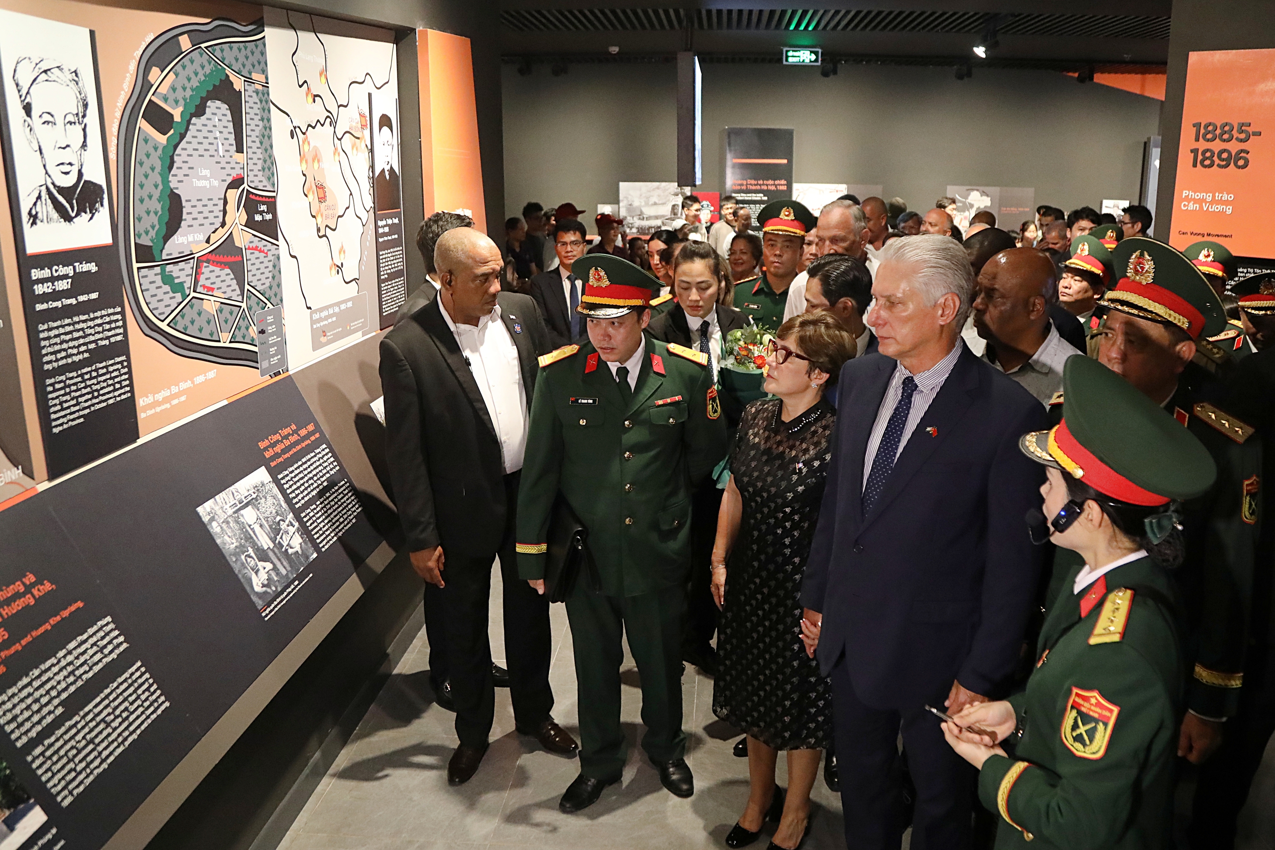 Bí thư thứ nhất, Chủ tịch Cuba thăm Bảo tàng Lịch sử quân sự Việt Nam- Ảnh 5. Bí thư thứ nhất, Chủ tịch Cuba thăm Bảo tàng Lịch sử quân sự Việt Nam- Ảnh 5.