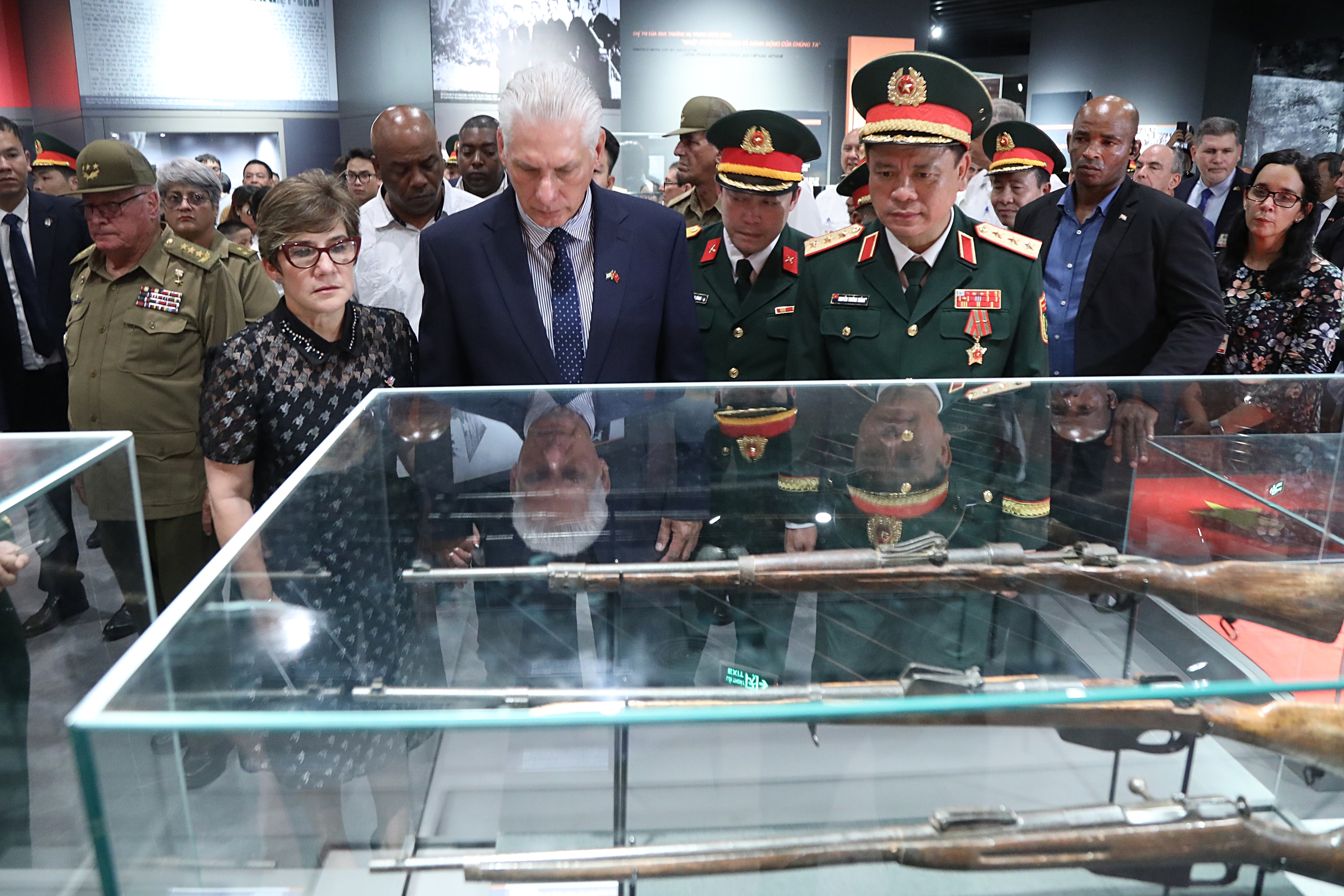 Bí thư thứ nhất, Chủ tịch Cuba thăm Bảo tàng Lịch sử quân sự Việt Nam- Ảnh 6. Bí thư thứ nhất, Chủ tịch Cuba thăm Bảo tàng Lịch sử quân sự Việt Nam- Ảnh 6.