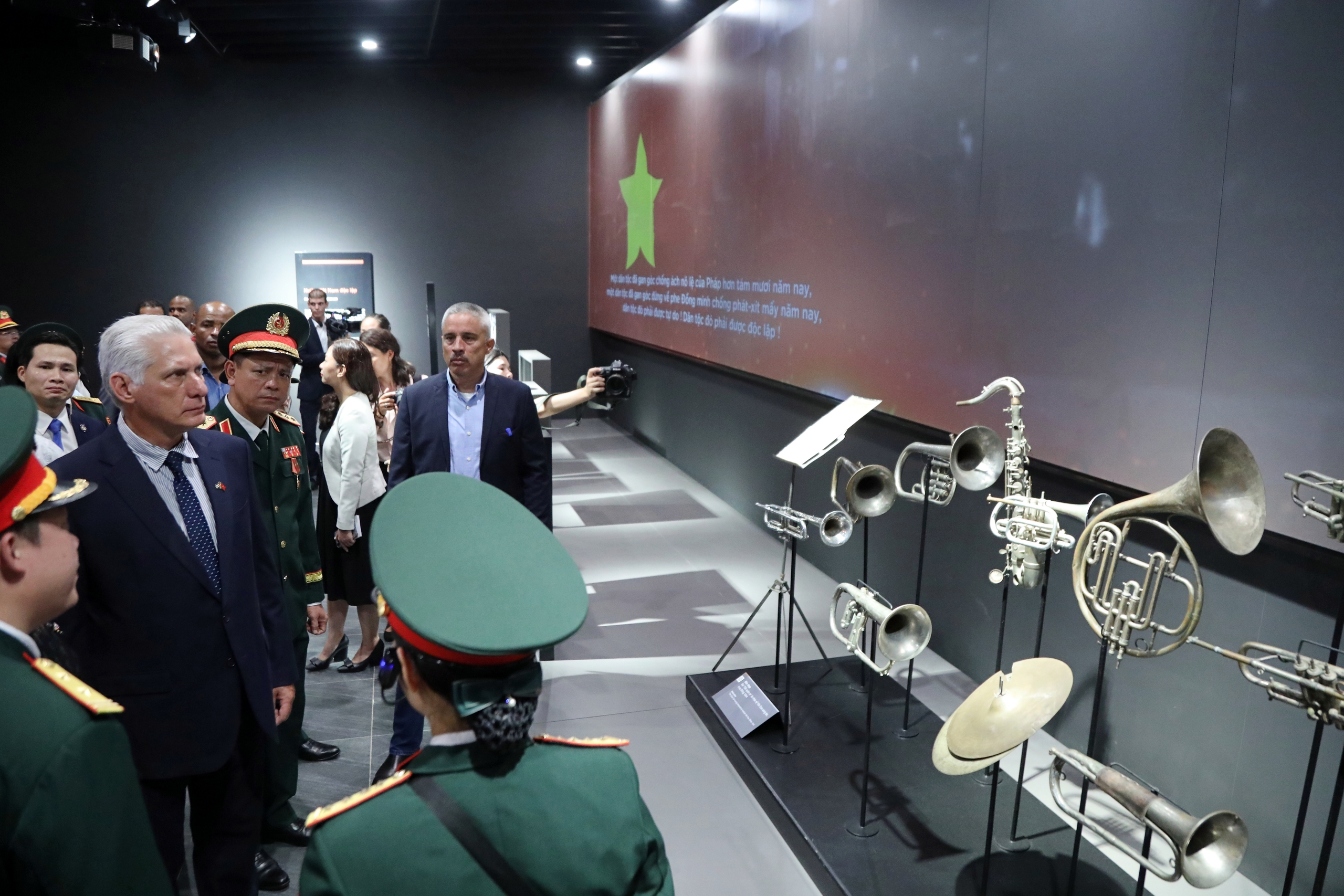 Bí thư thứ nhất, Chủ tịch Cuba thăm Bảo tàng Lịch sử quân sự Việt Nam- Ảnh 7. Bí thư thứ nhất, Chủ tịch Cuba thăm Bảo tàng Lịch sử quân sự Việt Nam- Ảnh 7.