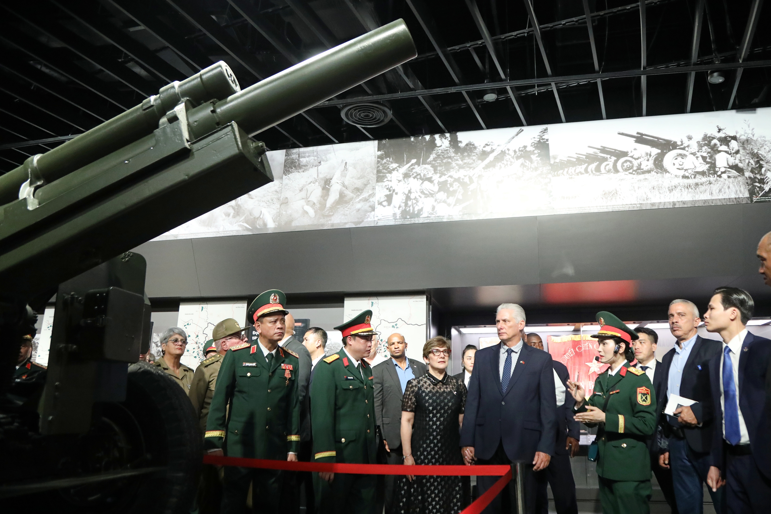 Bí thư thứ nhất, Chủ tịch Cuba thăm Bảo tàng Lịch sử quân sự Việt Nam- Ảnh 8. Bí thư thứ nhất, Chủ tịch Cuba thăm Bảo tàng Lịch sử quân sự Việt Nam- Ảnh 8.