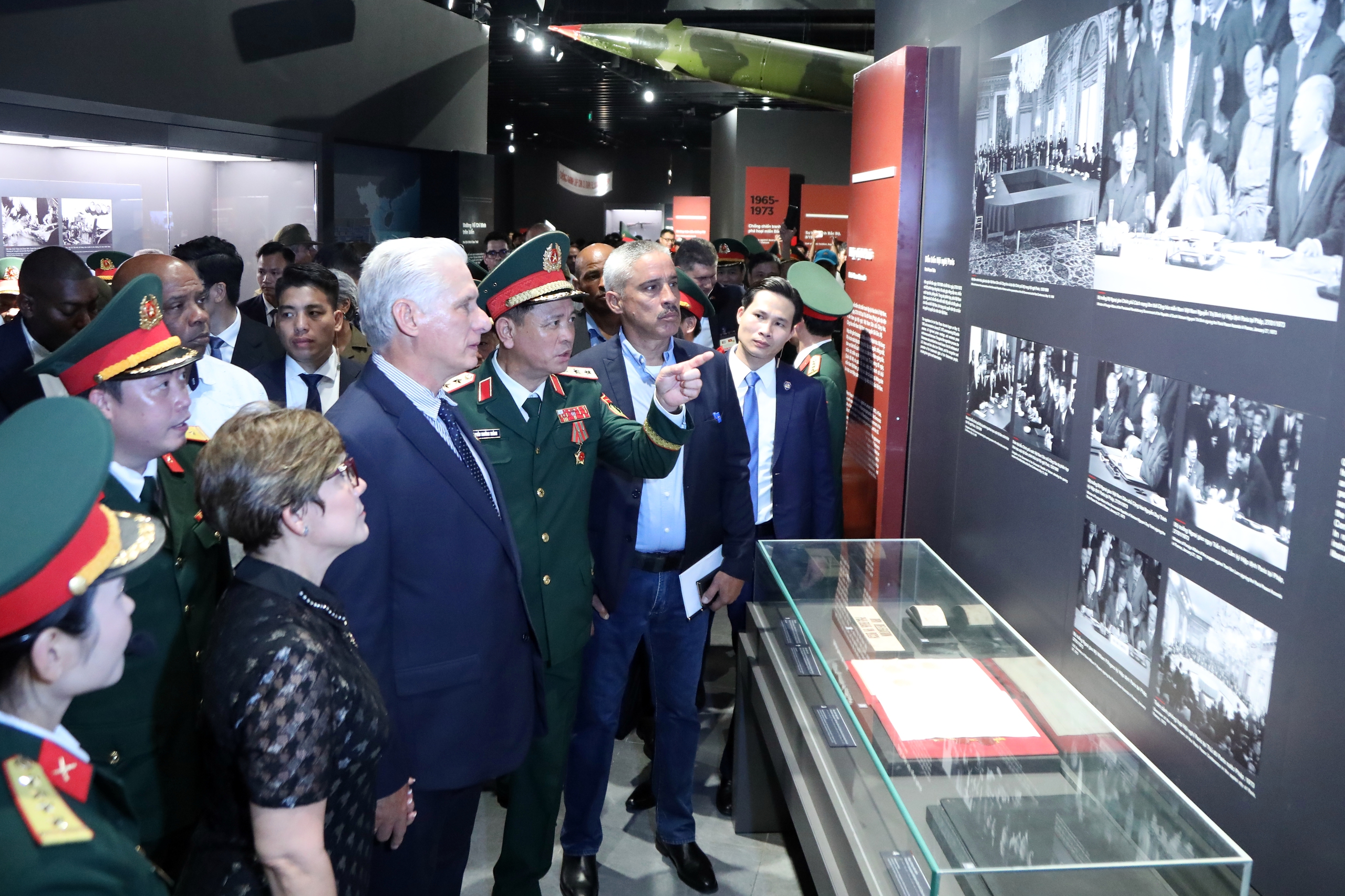 Bí thư thứ nhất, Chủ tịch Cuba thăm Bảo tàng Lịch sử quân sự Việt Nam- Ảnh 11. Bí thư thứ nhất, Chủ tịch Cuba thăm Bảo tàng Lịch sử quân sự Việt Nam- Ảnh 11.
