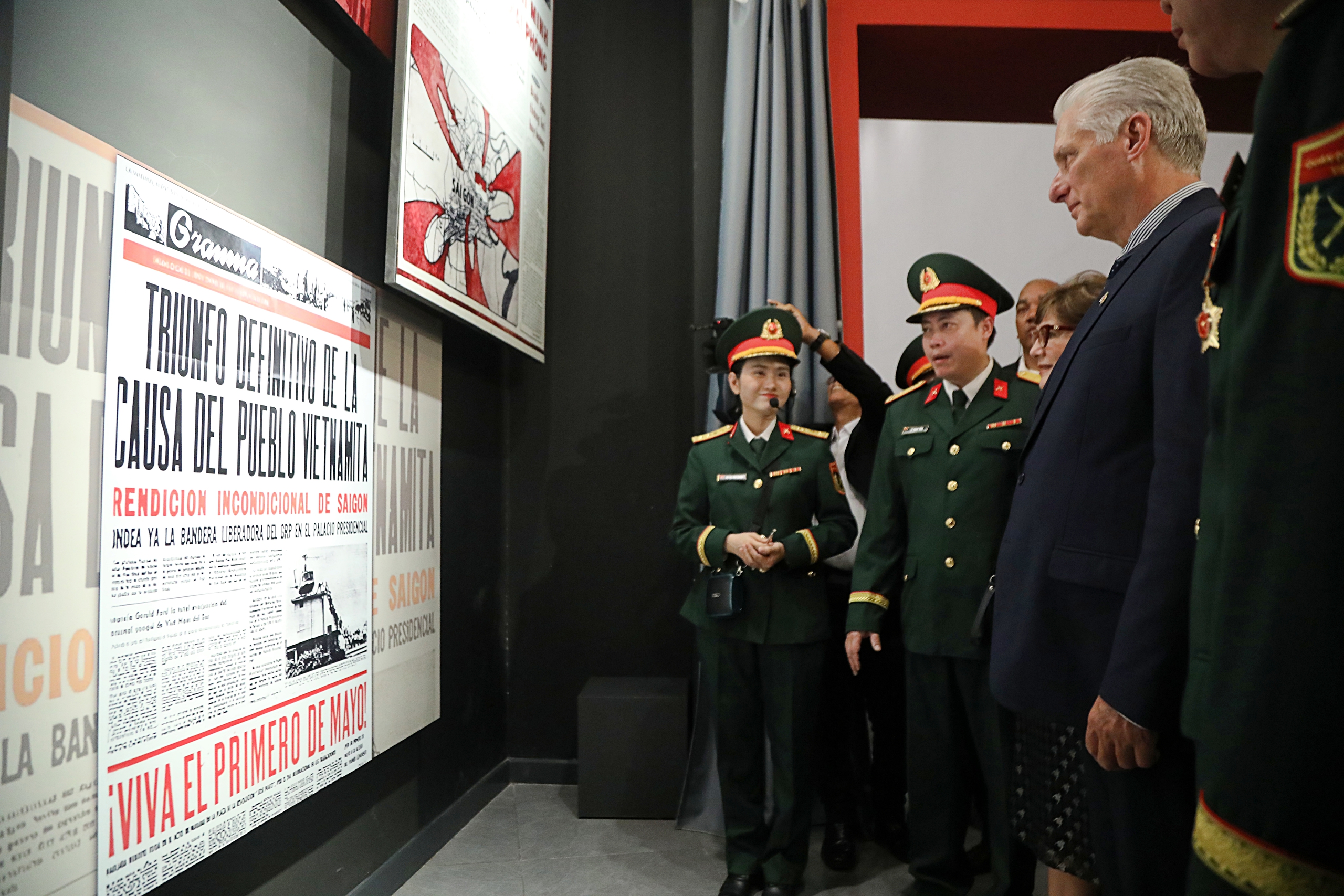Bí thư thứ nhất, Chủ tịch Cuba thăm Bảo tàng Lịch sử quân sự Việt Nam- Ảnh 12. Bí thư thứ nhất, Chủ tịch Cuba thăm Bảo tàng Lịch sử quân sự Việt Nam- Ảnh 12.